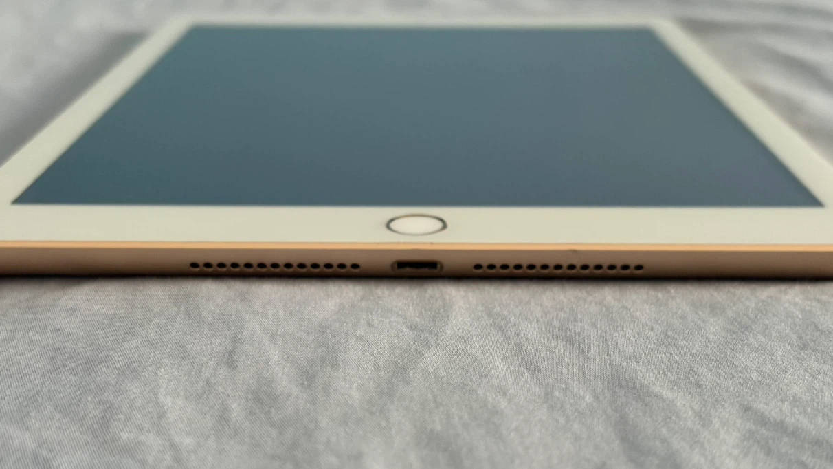 Apple iPad 5th Generation - photo 3