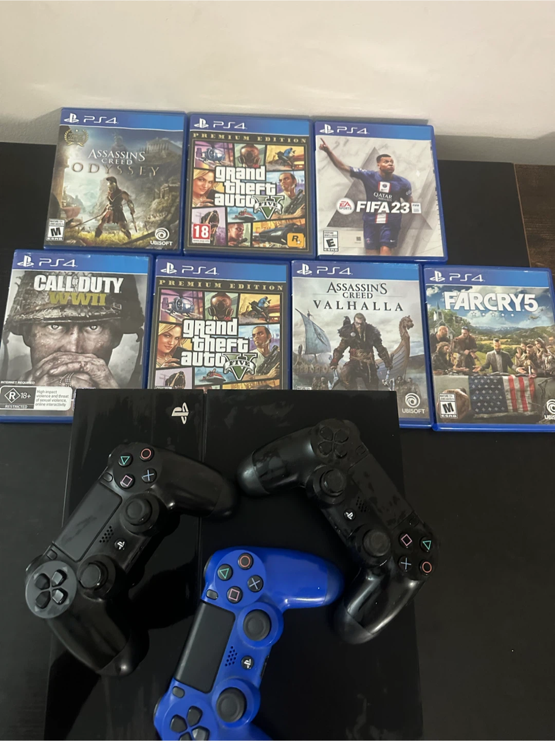 Ps 4 500gb console with games and controllers