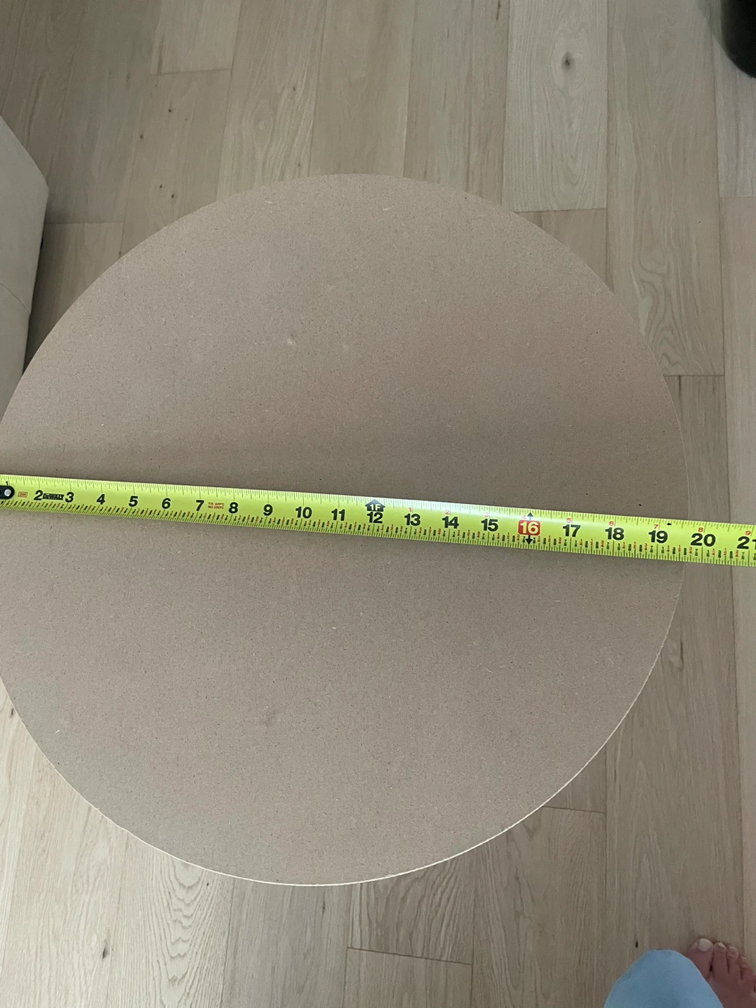 Round Side Table with Wooden Legs - photo 4