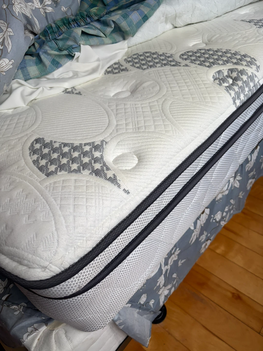 Free Queen Mattress - photo 2