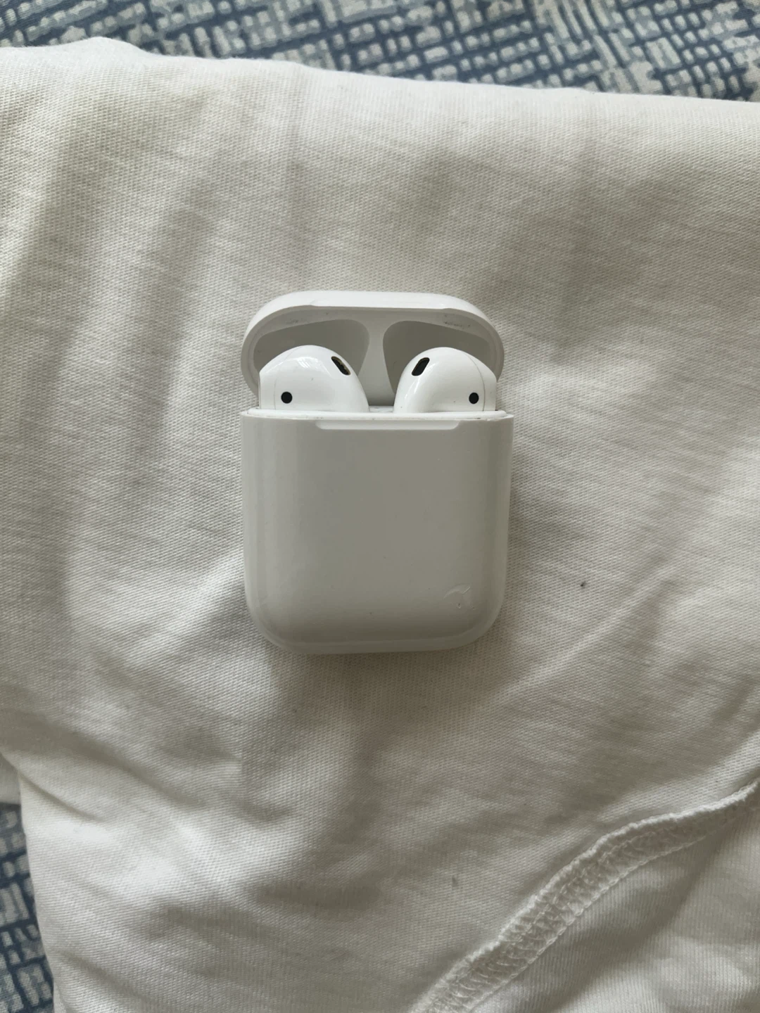 Apple AirPods with Charging Case (cleaned and tested)