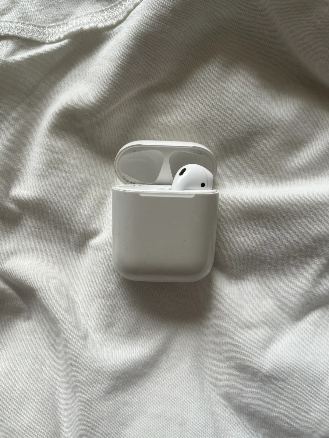 Right apple AirPod with charging case