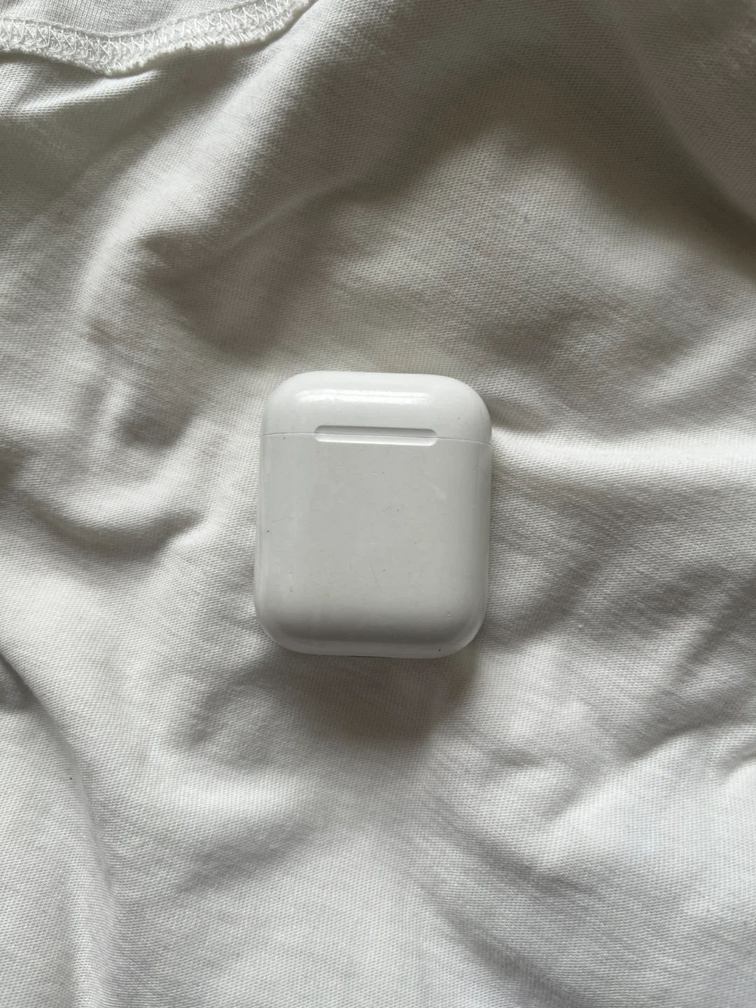 Right apple AirPod with charging case - photo 2