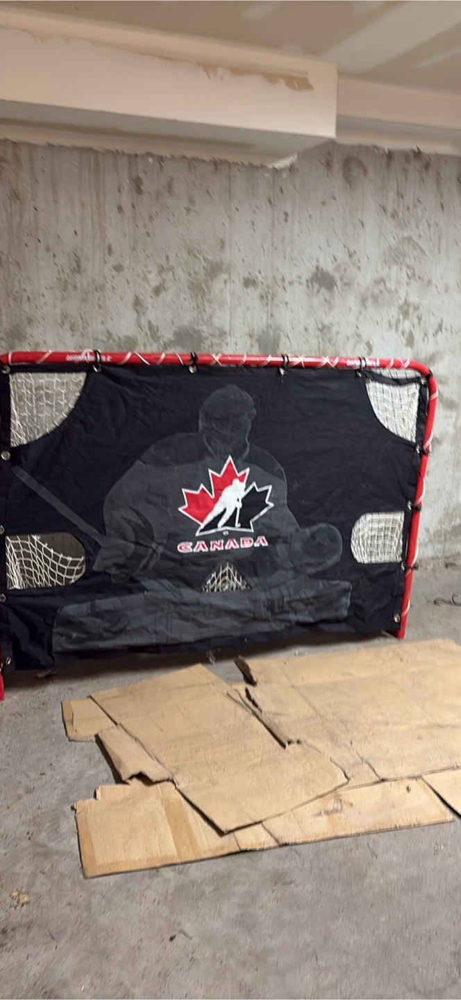 Hockey Training Net with Canada Goalie Design