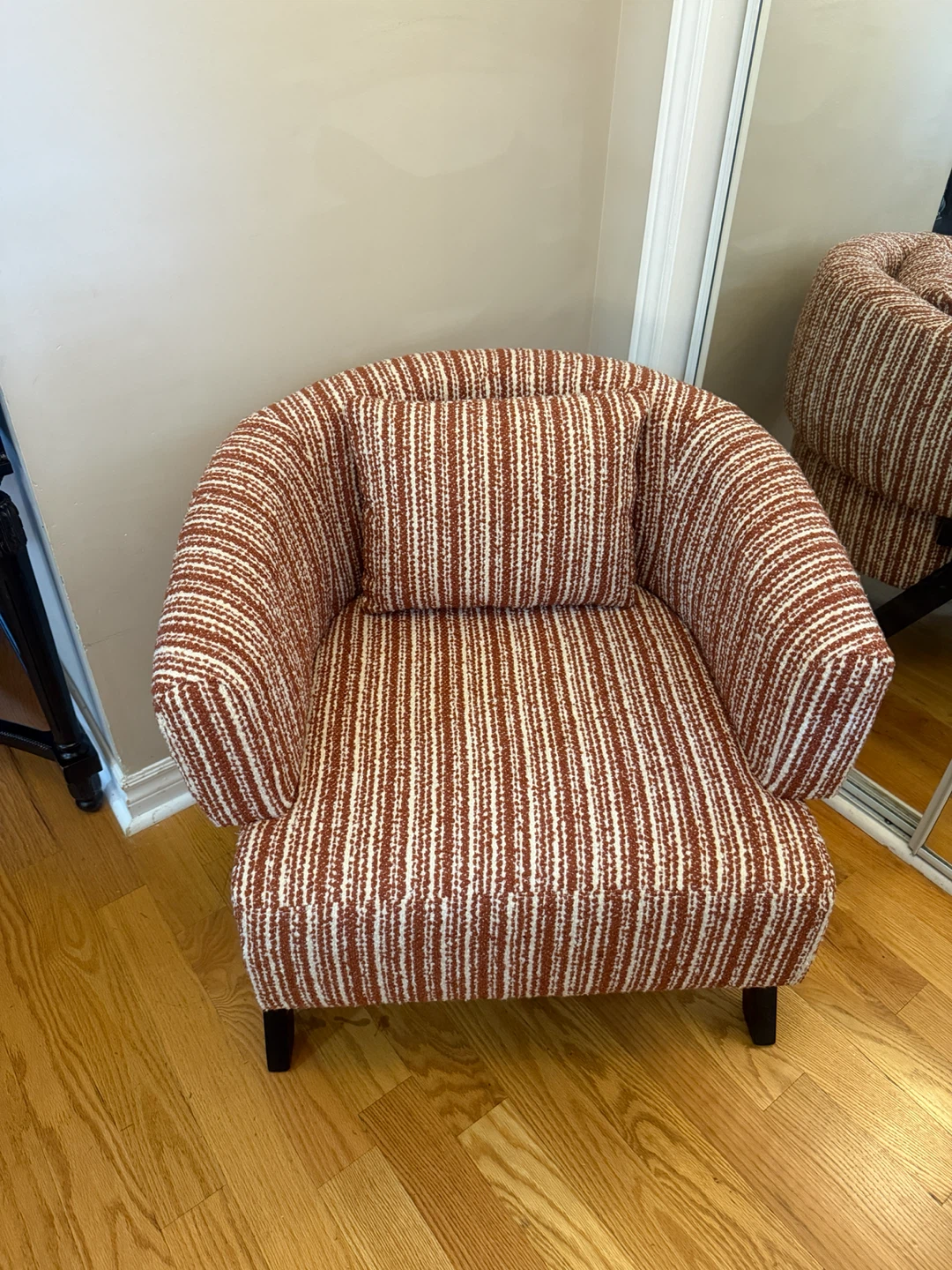Accent Chair -Brand New - photo 2