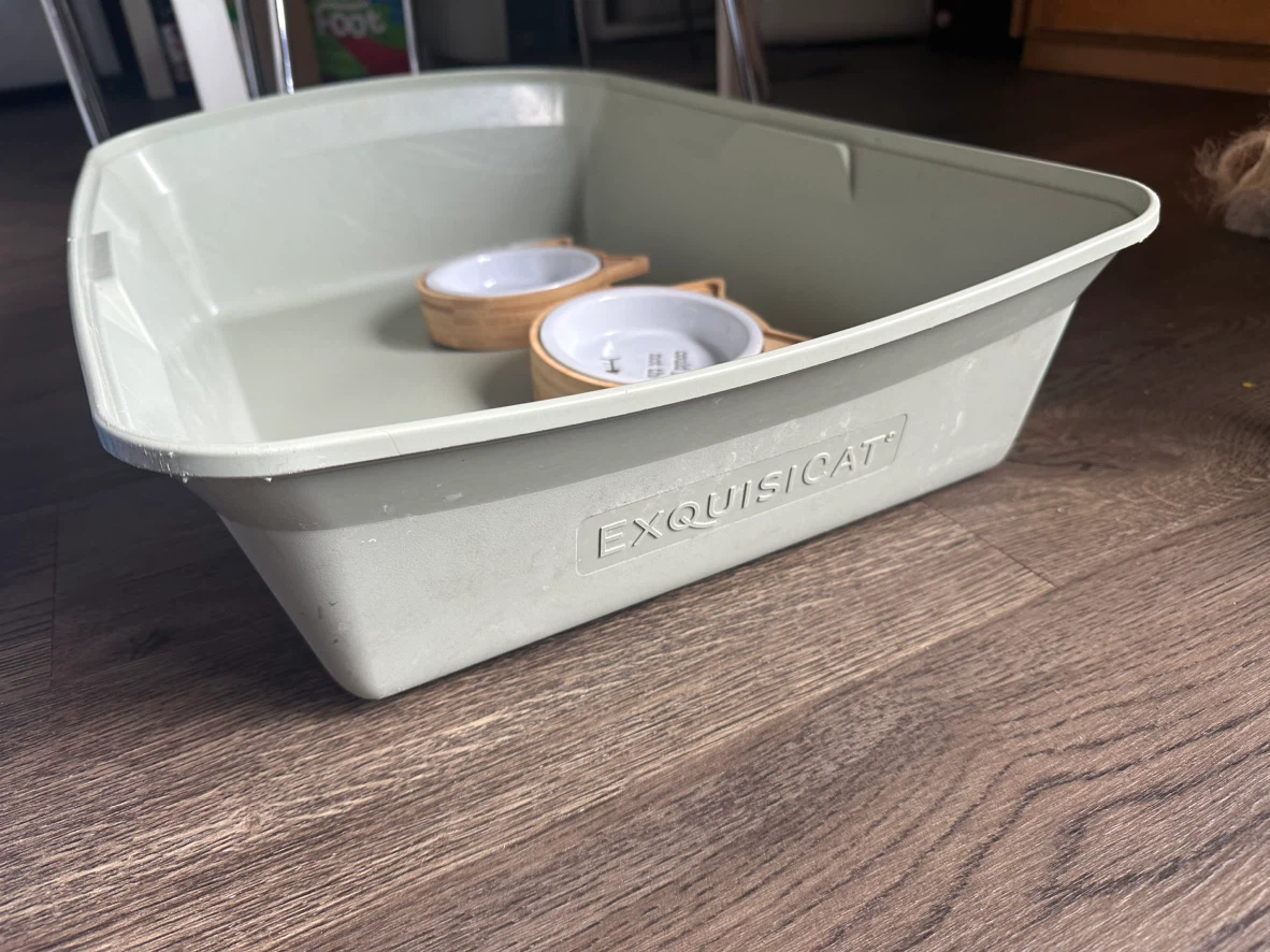 Exquisicat litter tray and two cat bowls - photo 2