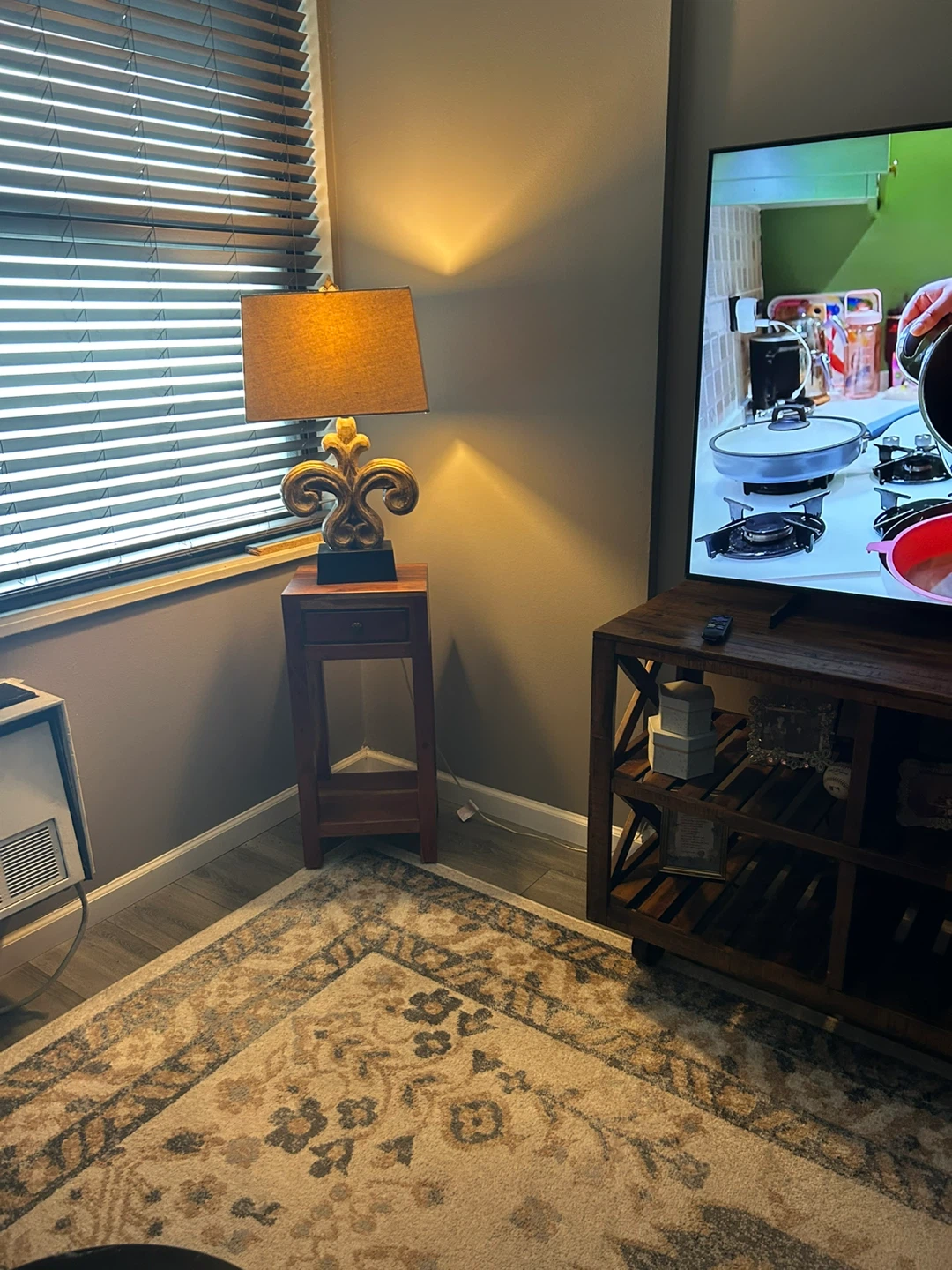 Solid Wood Accent Table / End Table – Vintage Style PICK UP ONLY