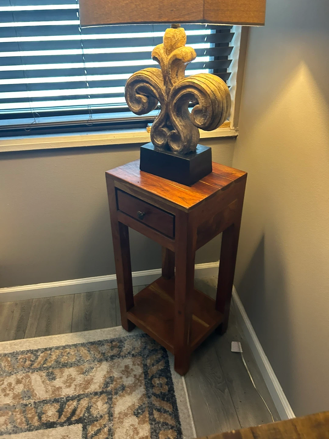 Solid Wood Accent Table / End Table – Vintage Style PICK UP ONLY - photo 2