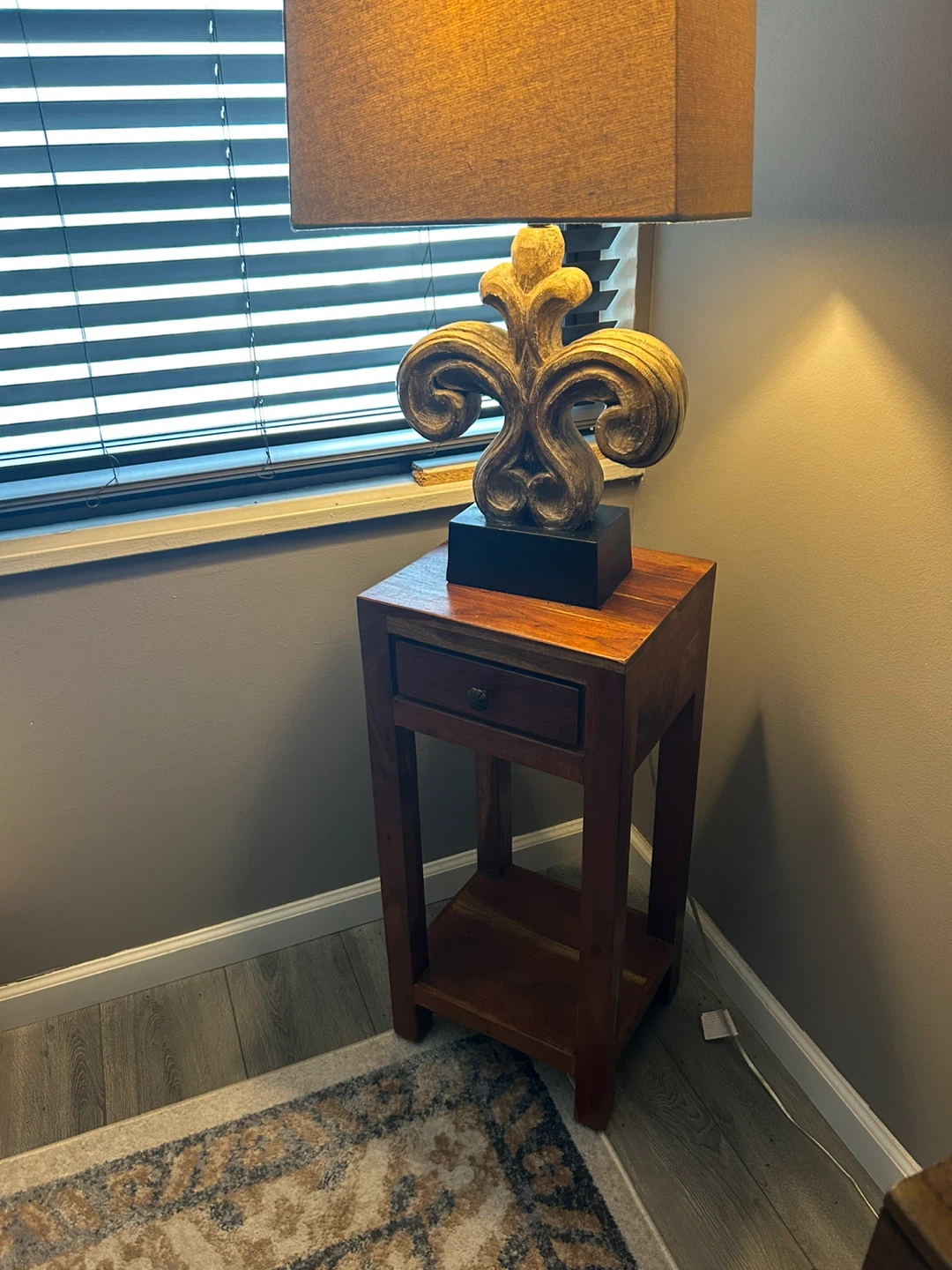 Solid Wood Accent Table / End Table – Vintage Style PICK UP ONLY - photo 3