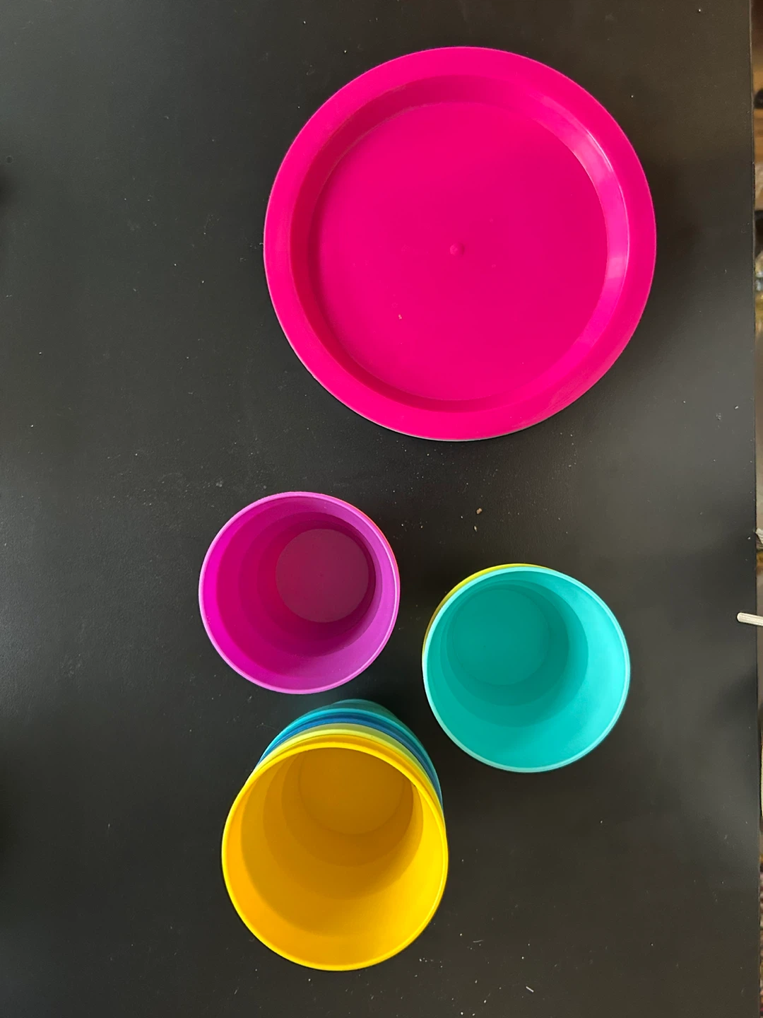 Set of 8 colourful reusable cups and 4 plates - photo 3
