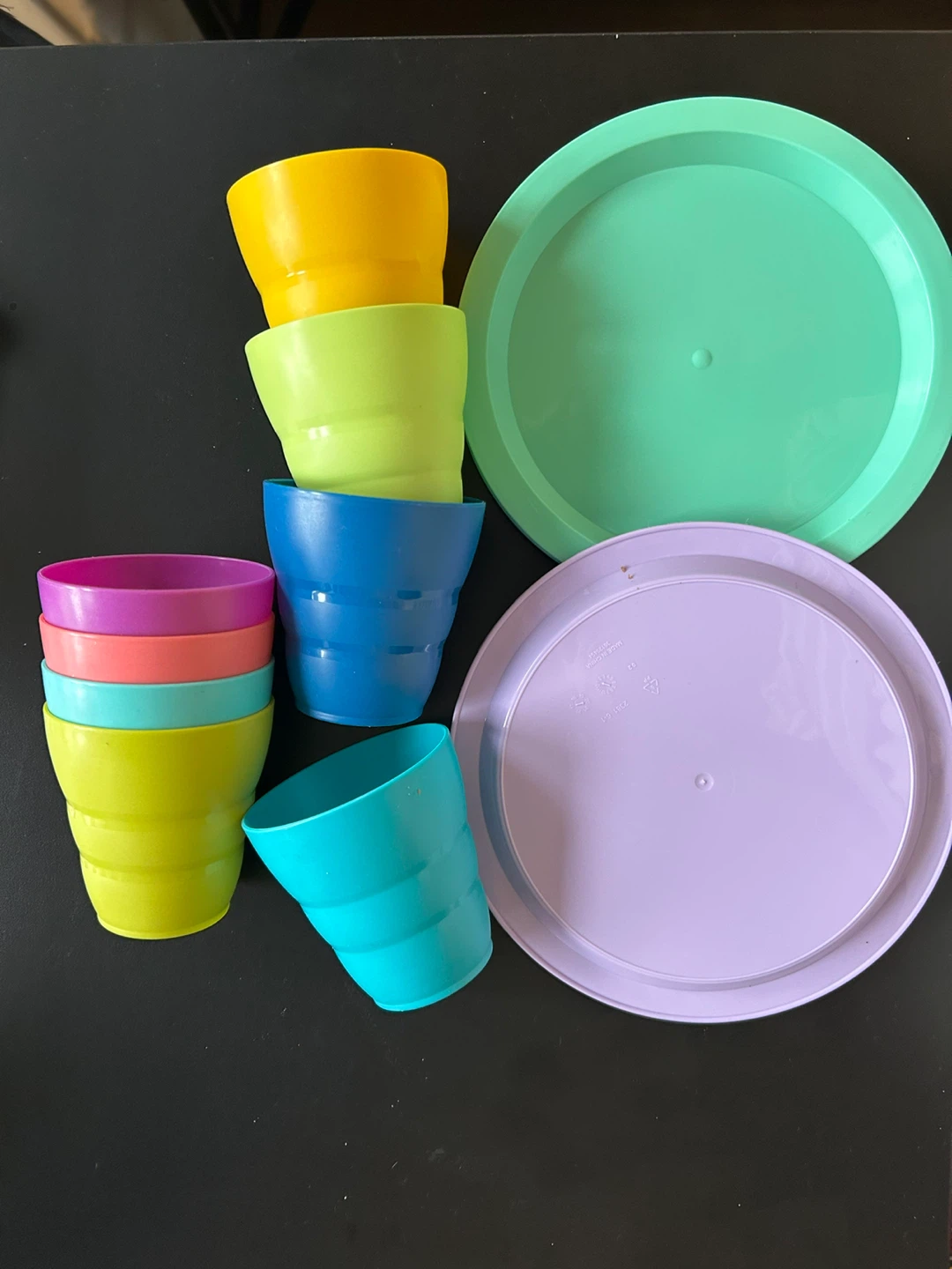 Set of 8 colourful reusable cups and 4 plates - photo 2