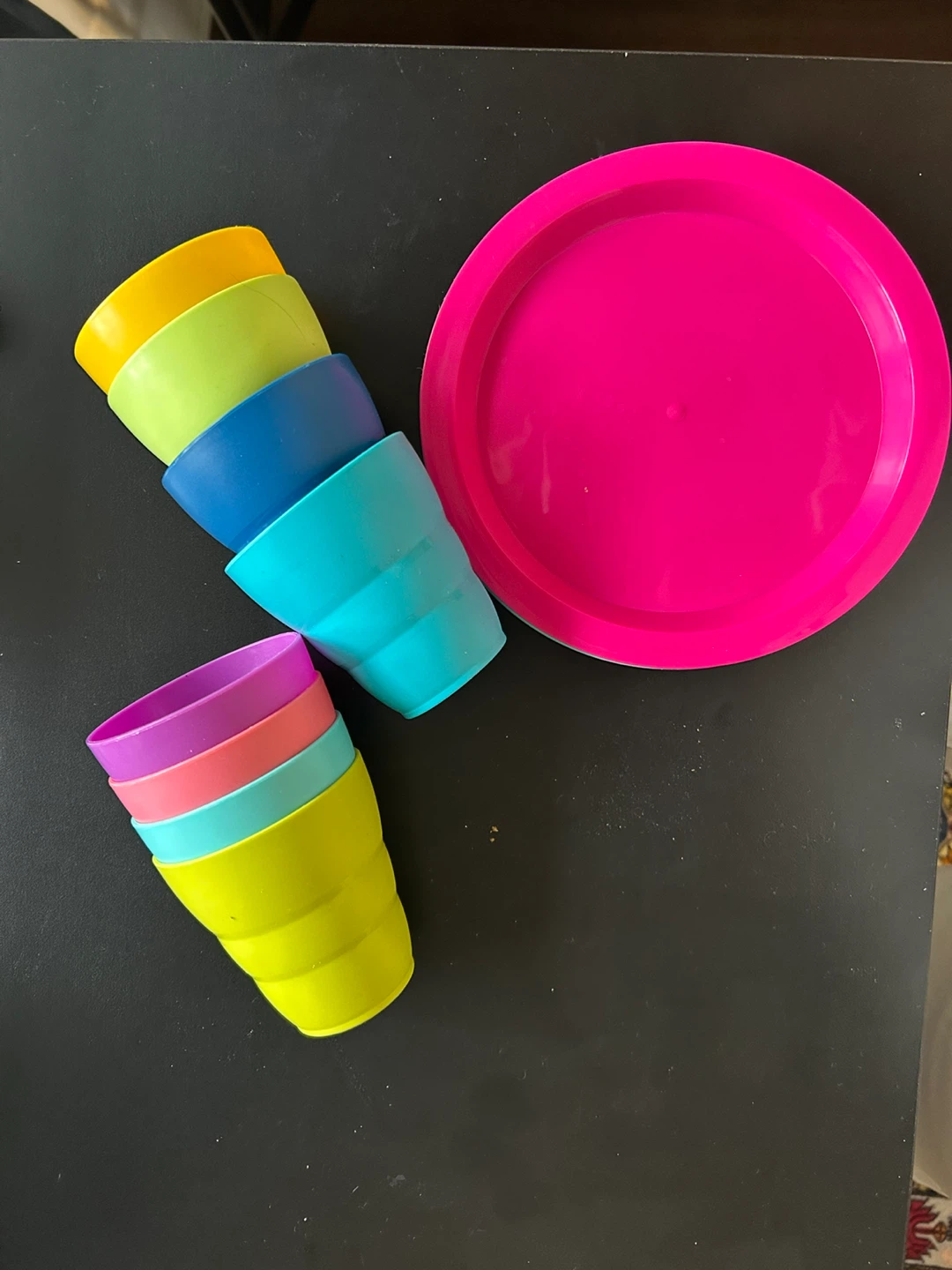 Set of 8 colourful reusable cups and 4 plates