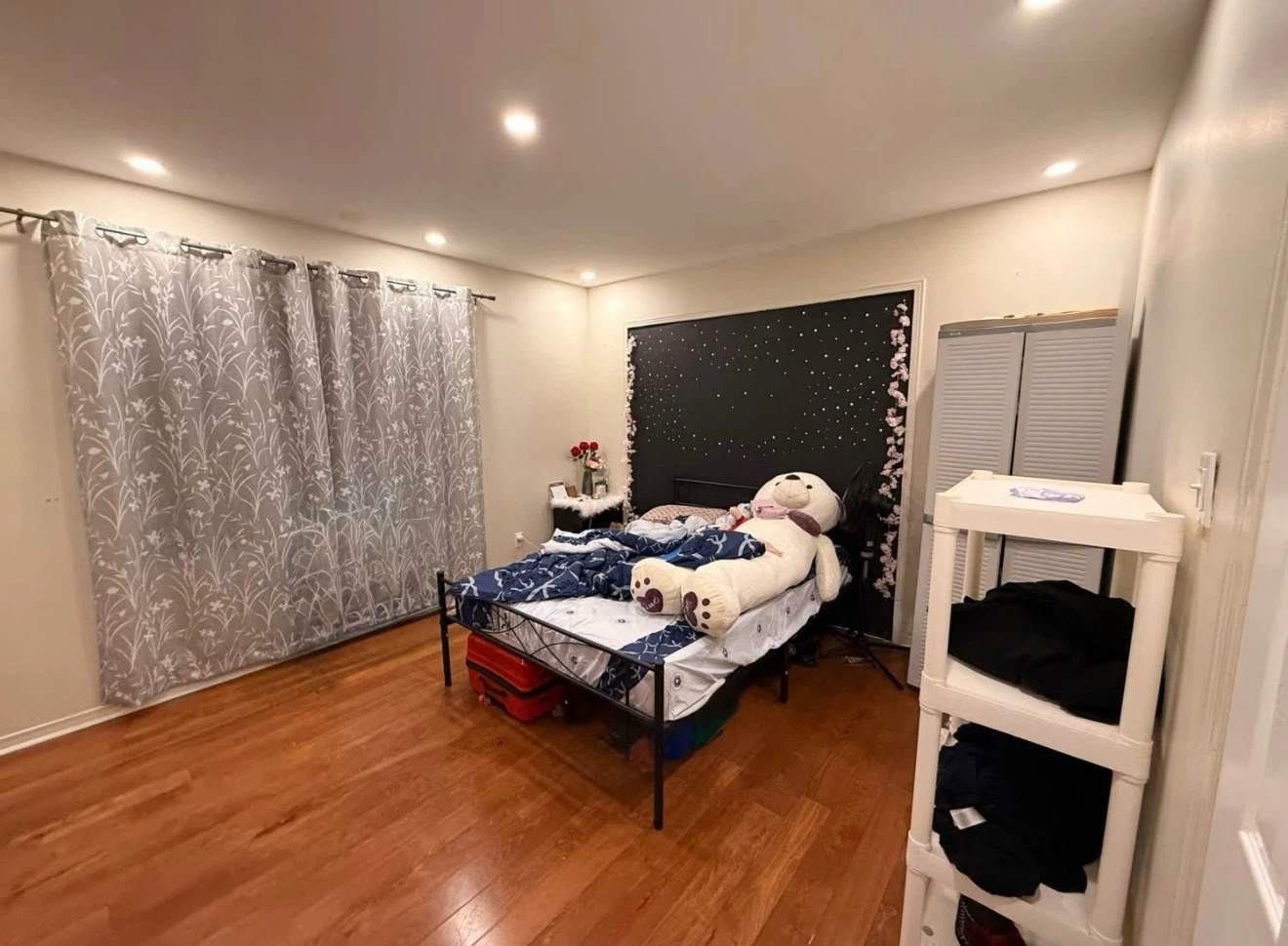 Master bedroom with half attached washroom - photo 2