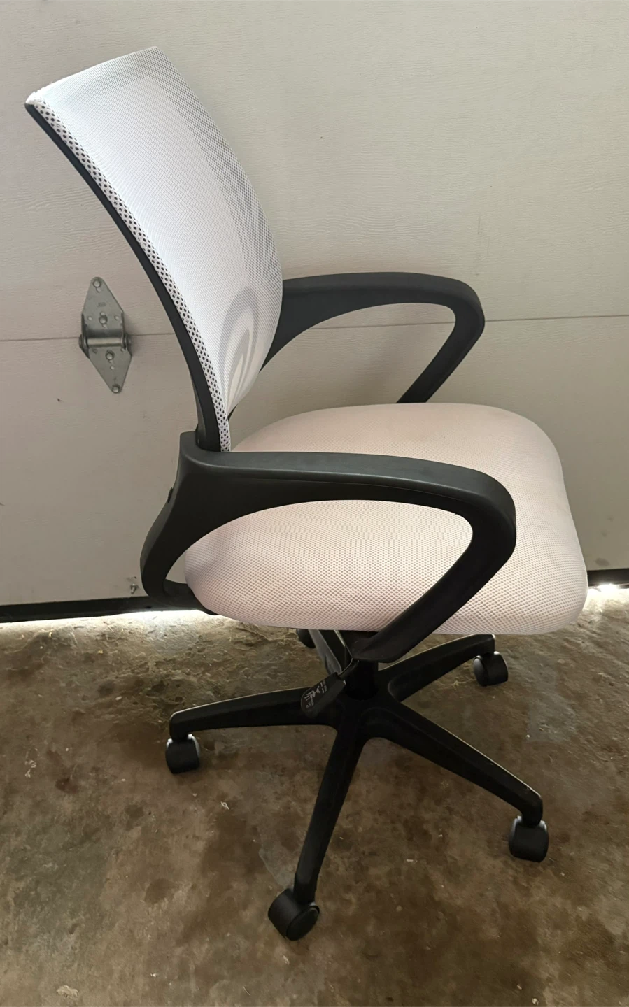 White Mesh Office Chair - photo 2