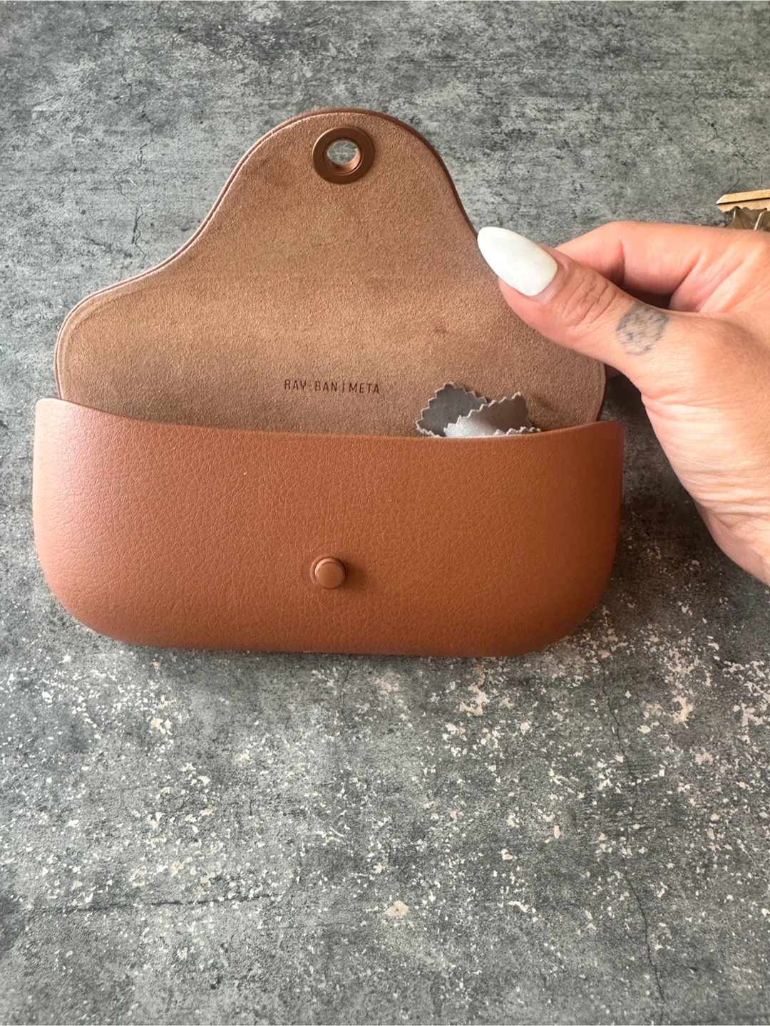 Ray-Ban Meta Smart Glasses Charging Case - photo 3