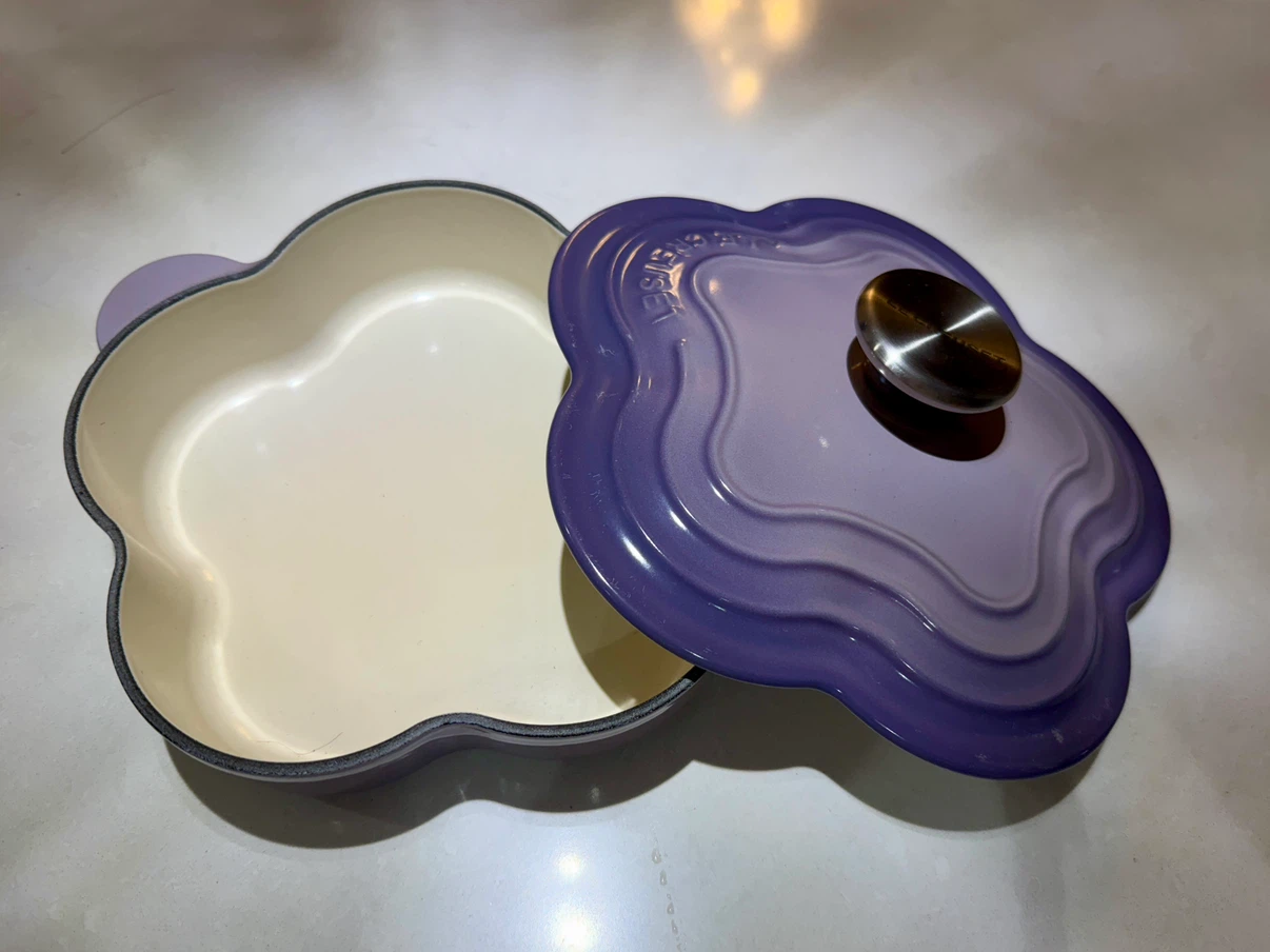 Le Creuset Flower Cocotte 20cm – Lavender Purple - photo 2