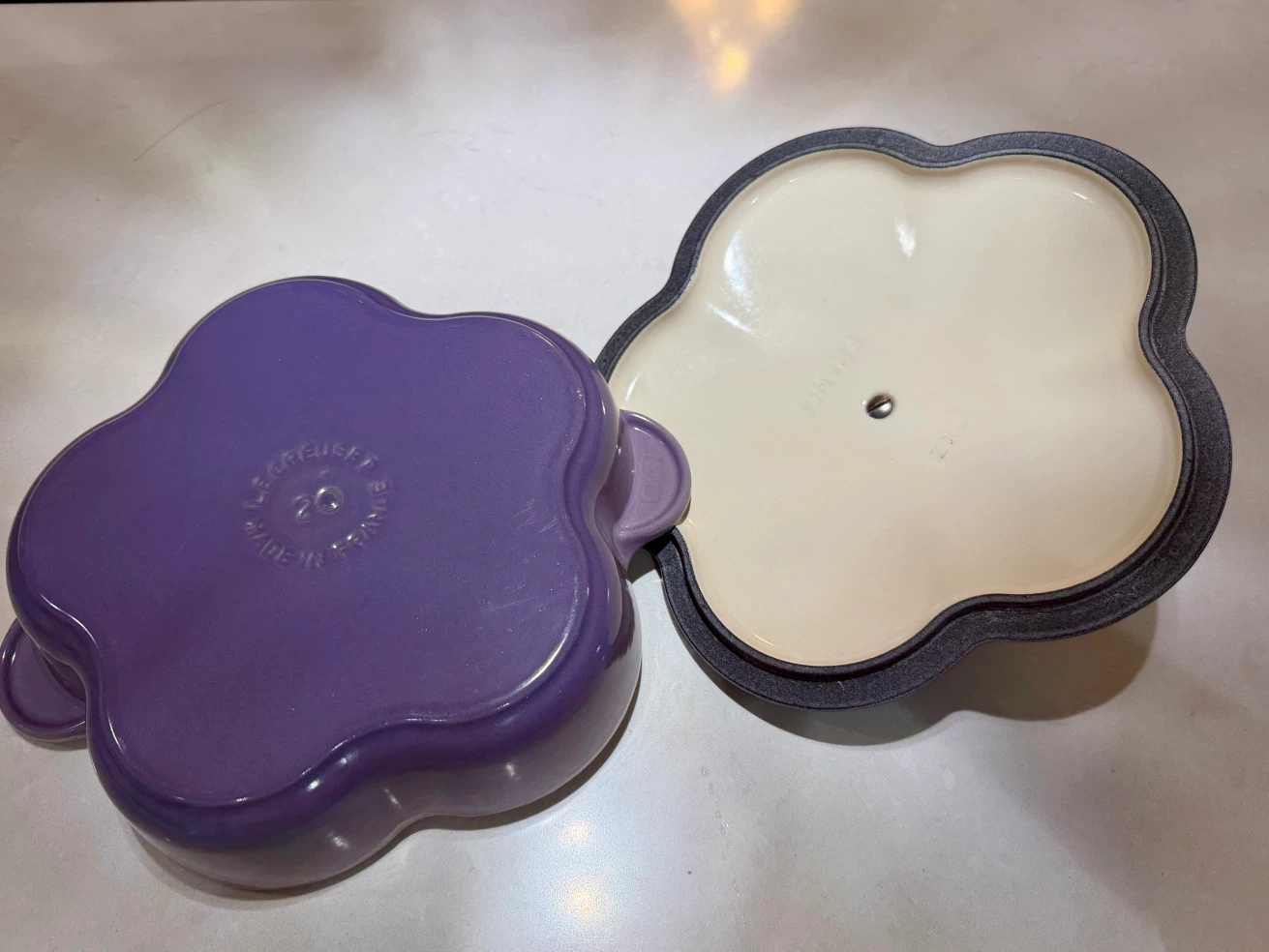 Le Creuset Flower Cocotte 20cm – Lavender Purple - photo 3
