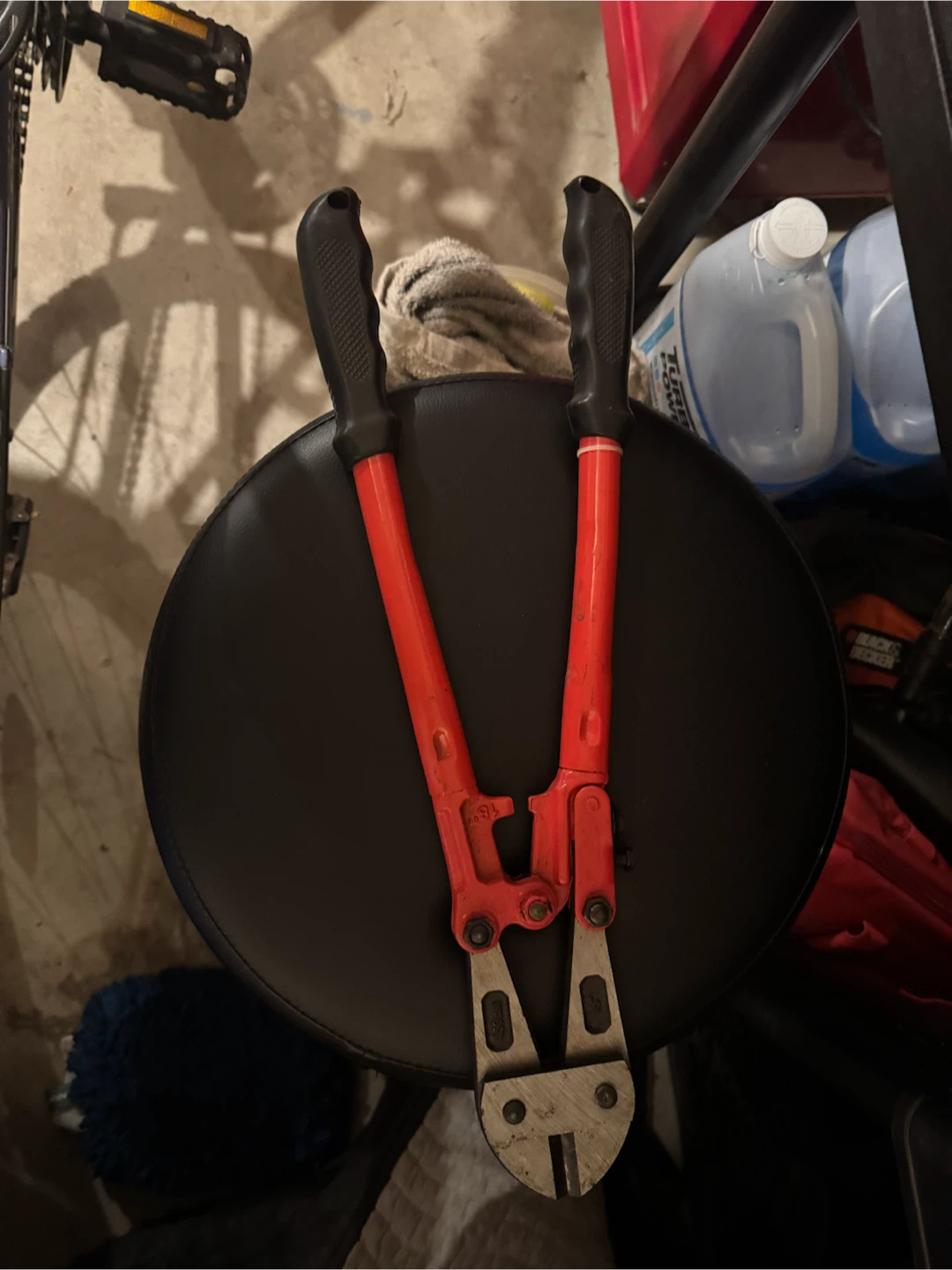 Bolt cutter. 18 inch.