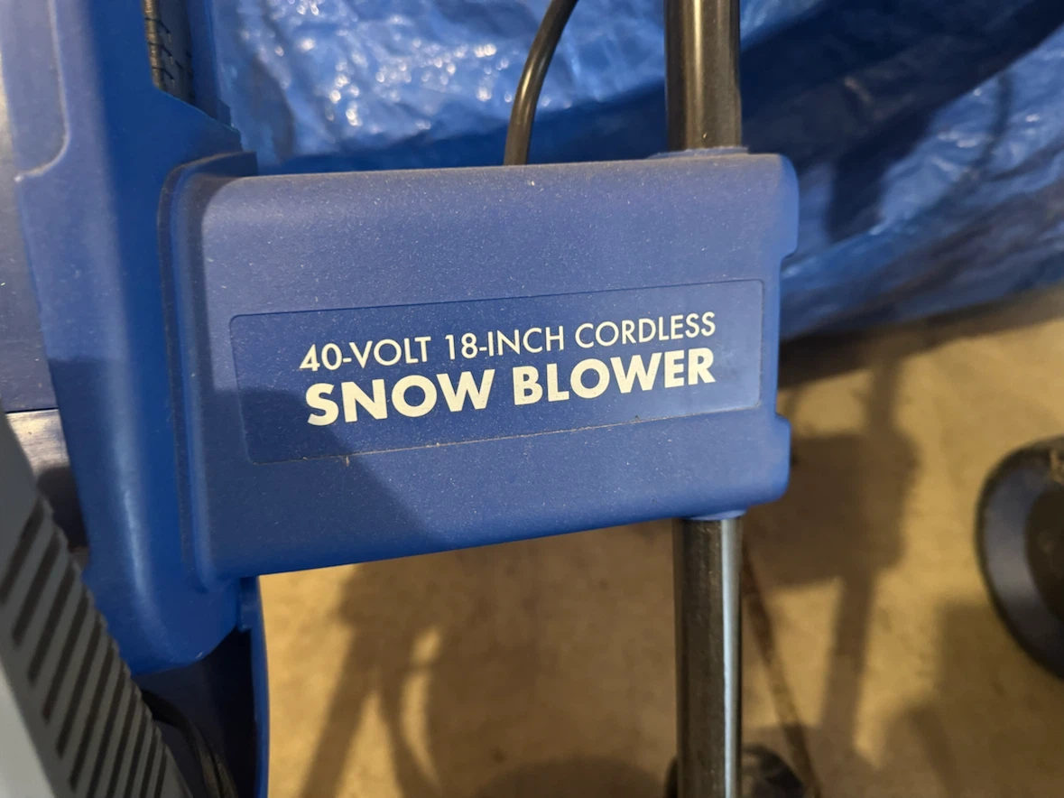 Cordless Snowblower , 40 volt. Comes with Battery and Charger. - photo 2