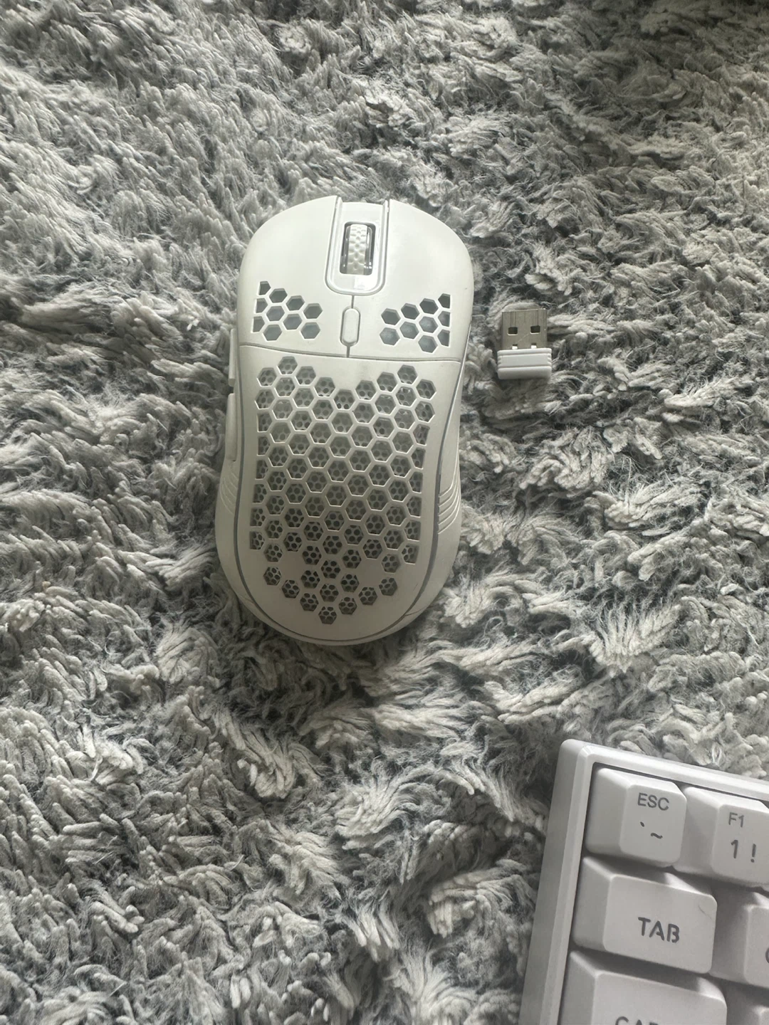 Wired 60% creamy sounding keyboard wireless honeycomb mouse - photo 3