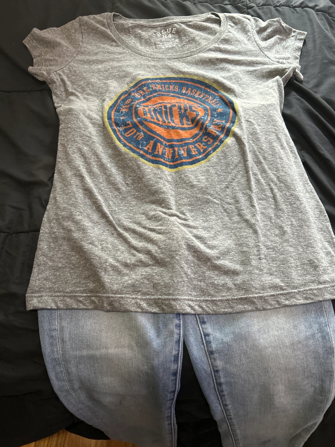NY Knicks Shirt & American Eagle Jeans
