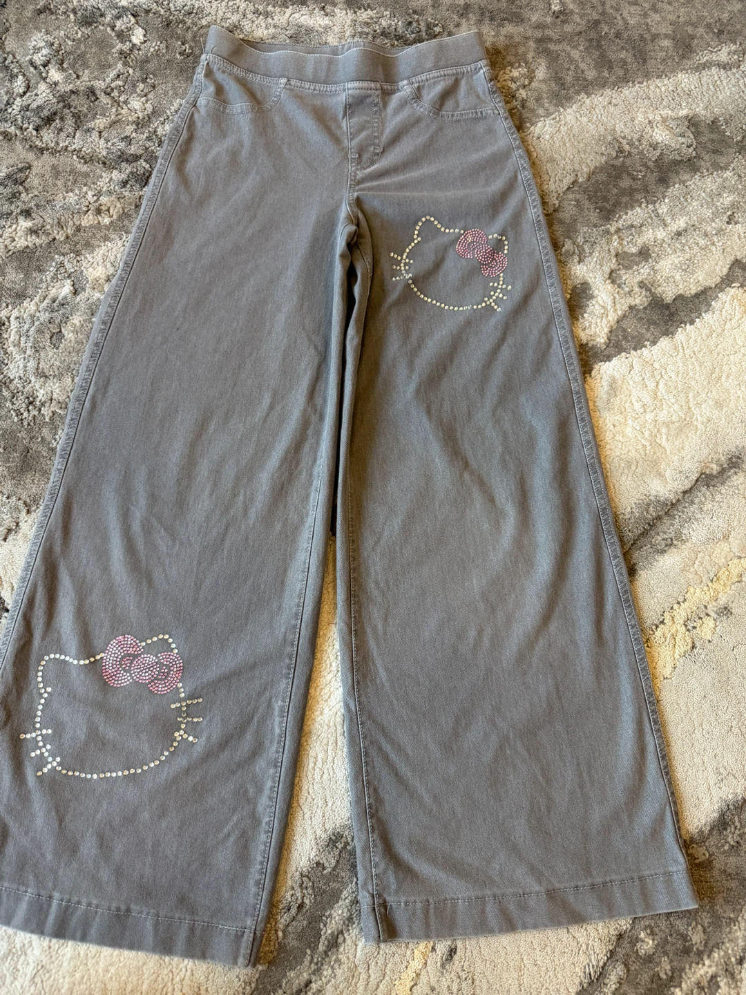 9/10 H&M Stretchy hello kitty straight leg jeans
