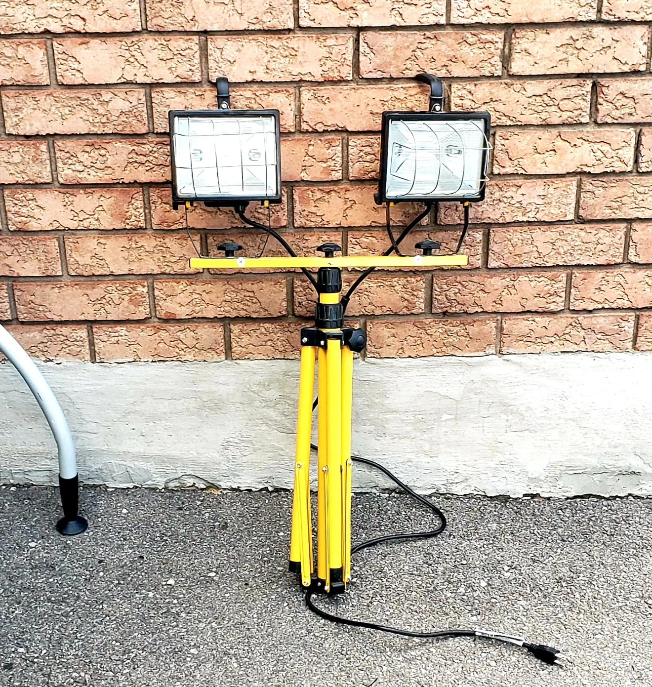 Yellow Twin Head Work Light with Tripod Stand