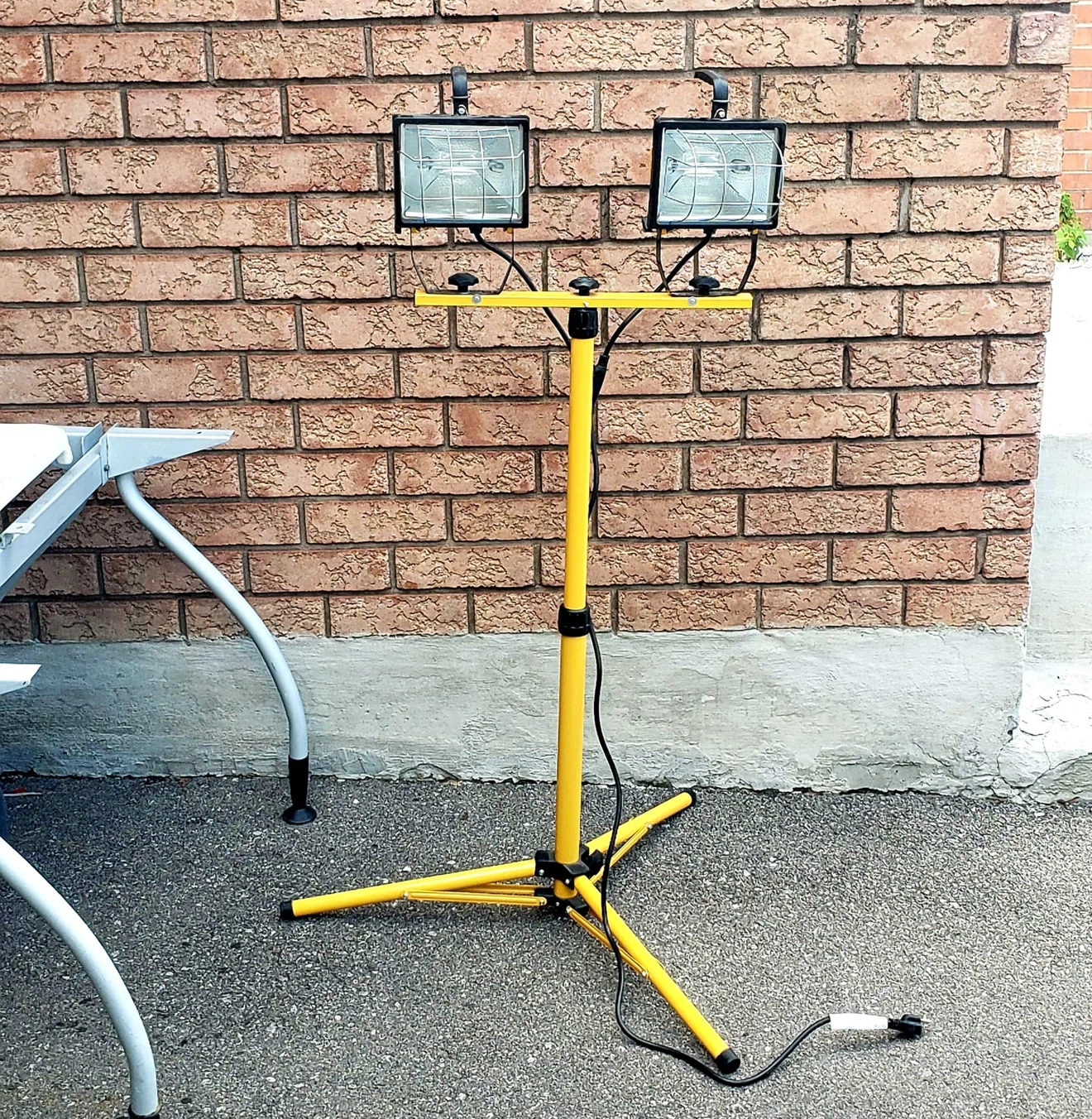 Yellow Twin Head Work Light with Tripod Stand - photo 2