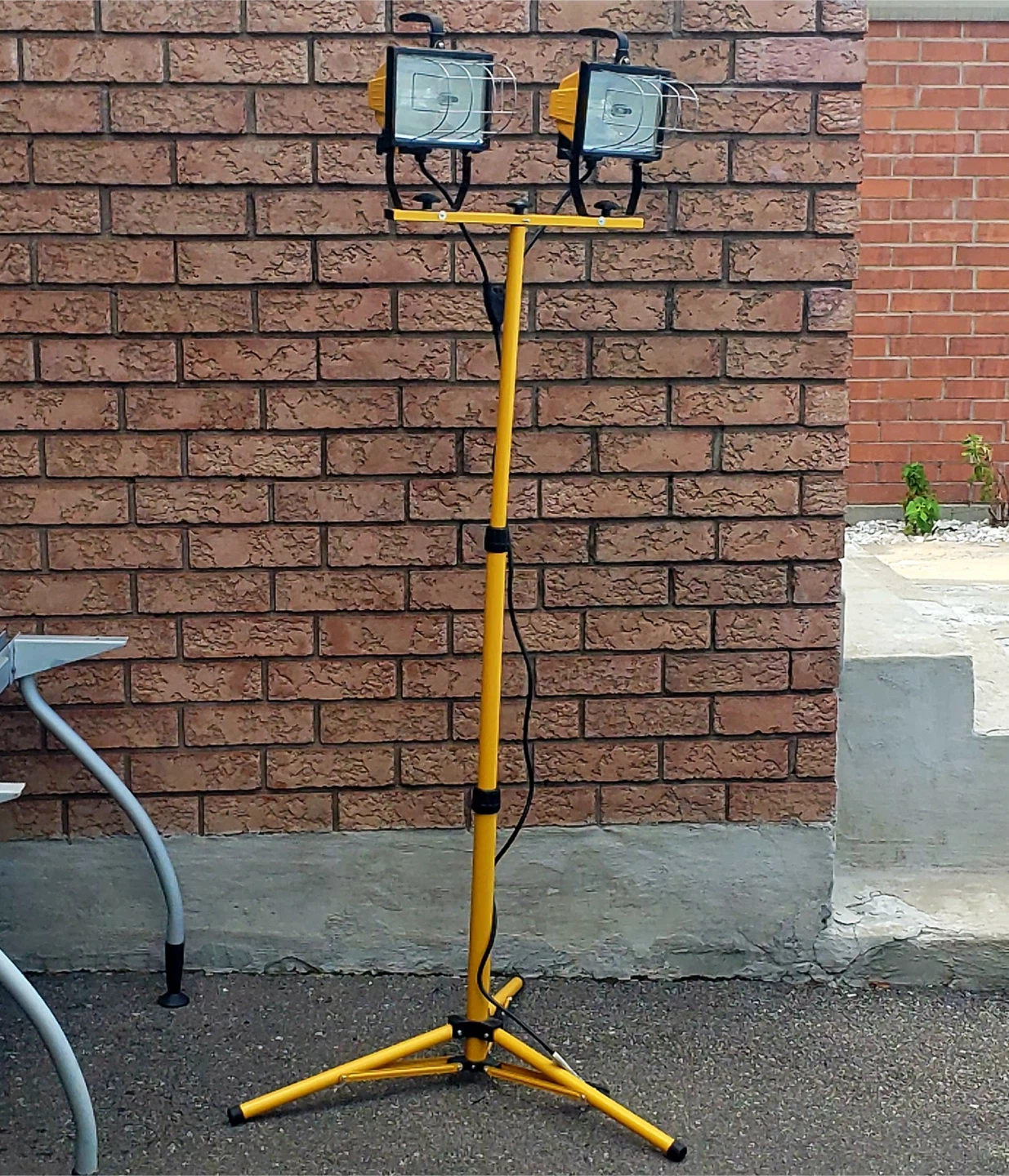 Yellow Twin Head Work Light with Tripod Stand - photo 3
