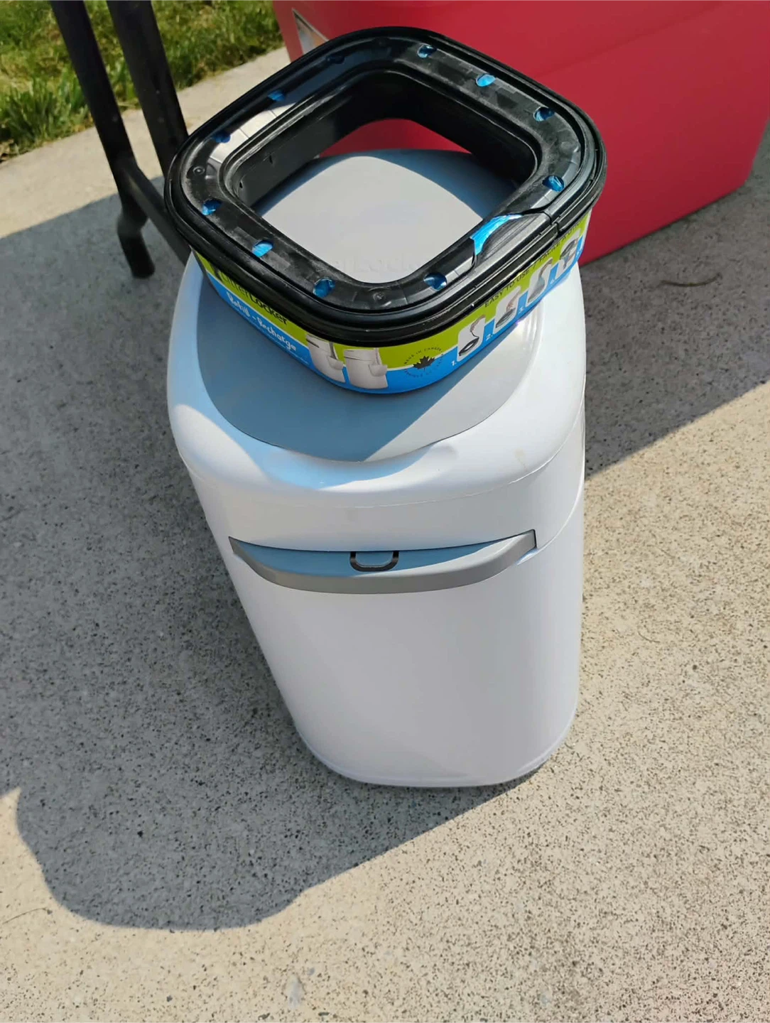 Cat litter container with Twist & Seal