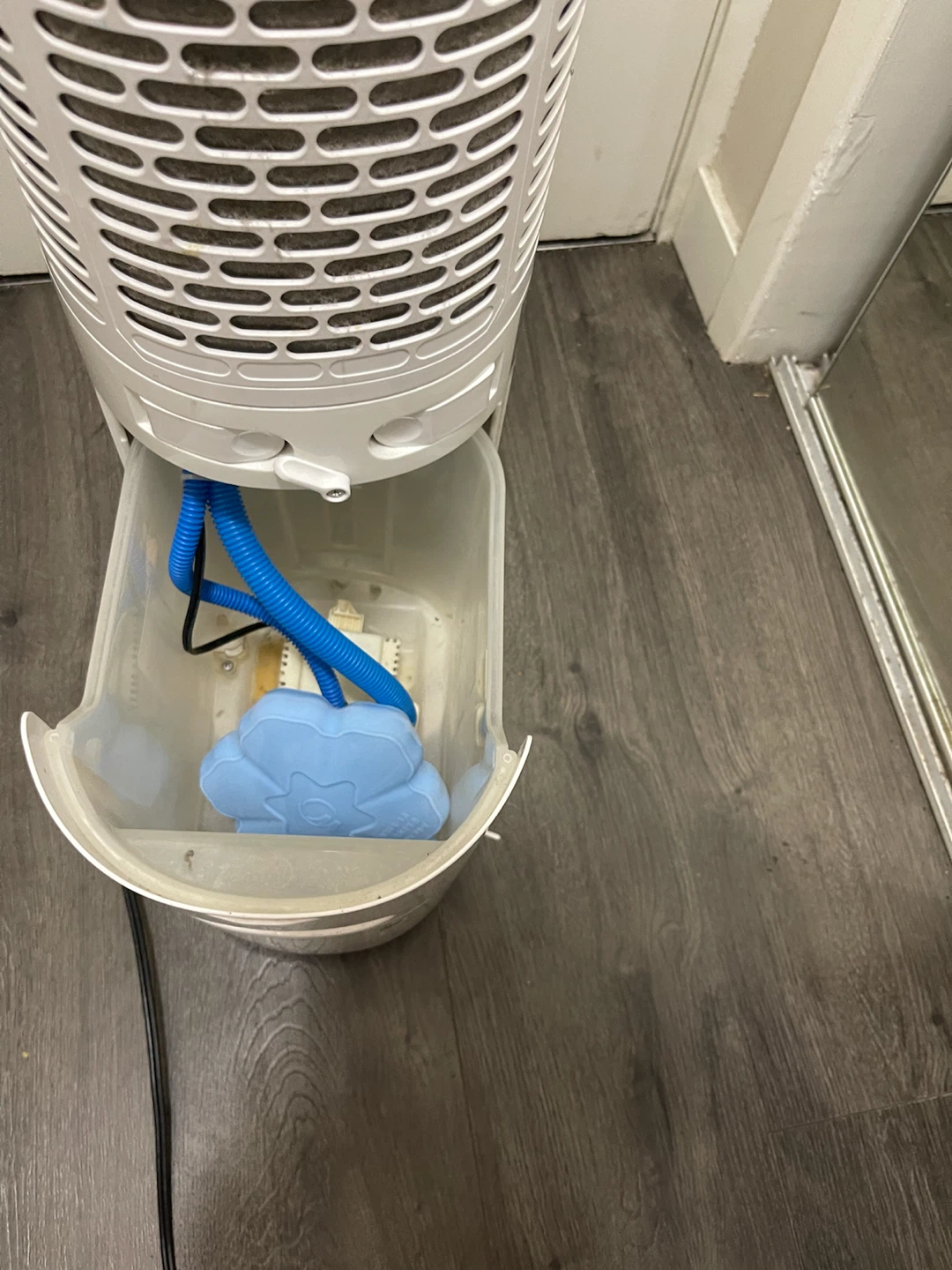 White Tower Fan with Humidifier - photo 3