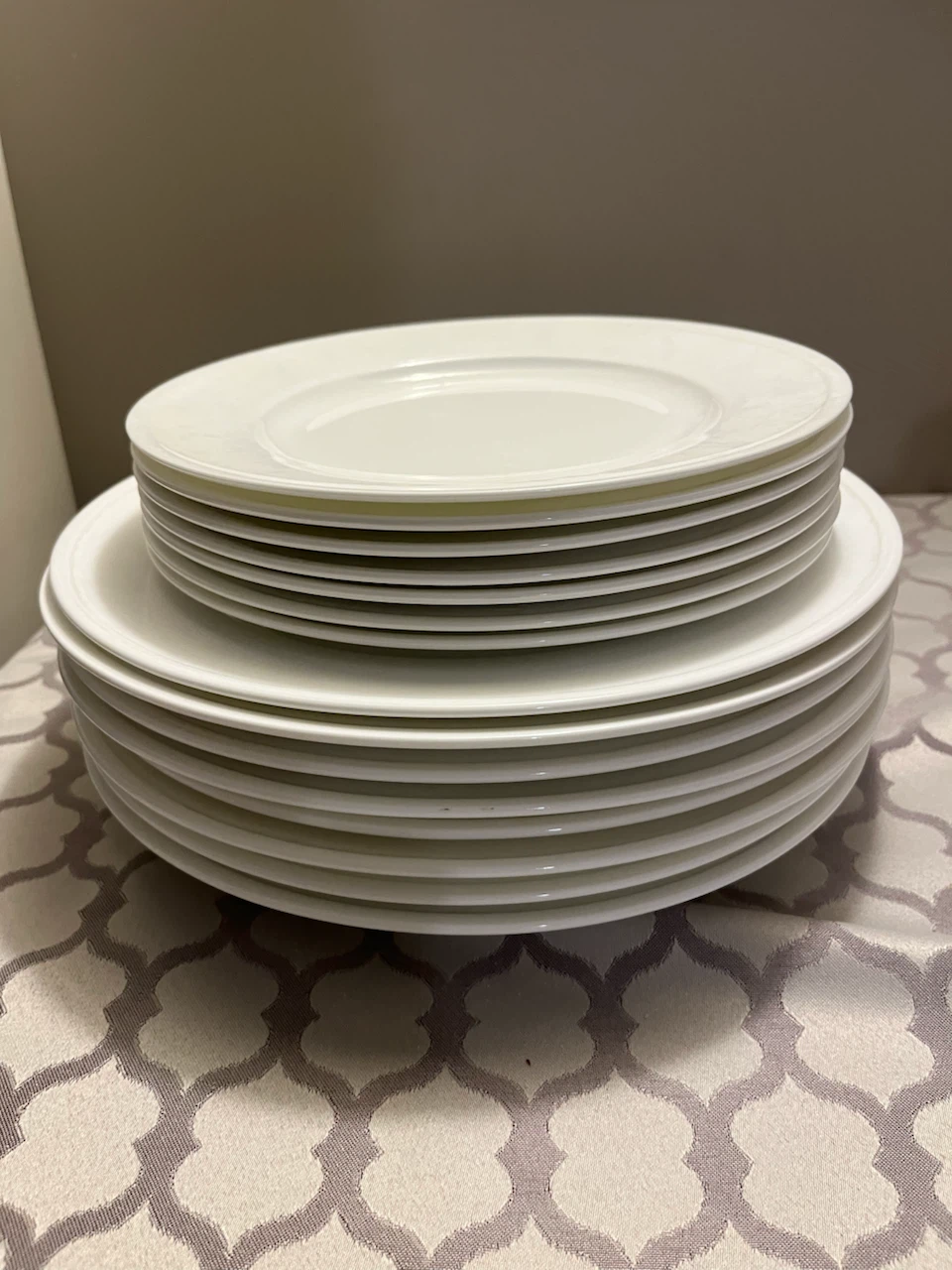 Mikasa White Plates with Iridescent Pearl Rim – Set of 15