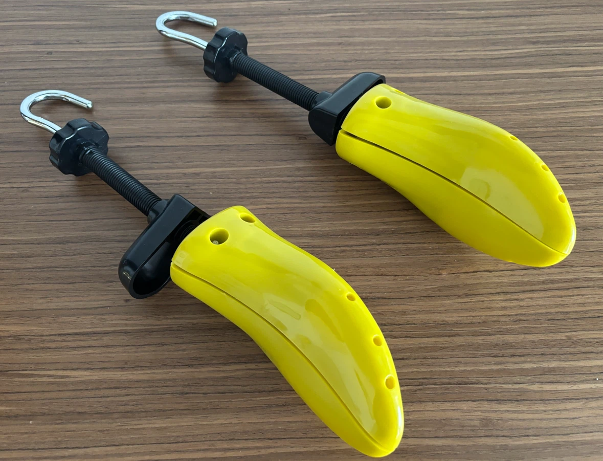 Pair of adjustable shoe stretchers