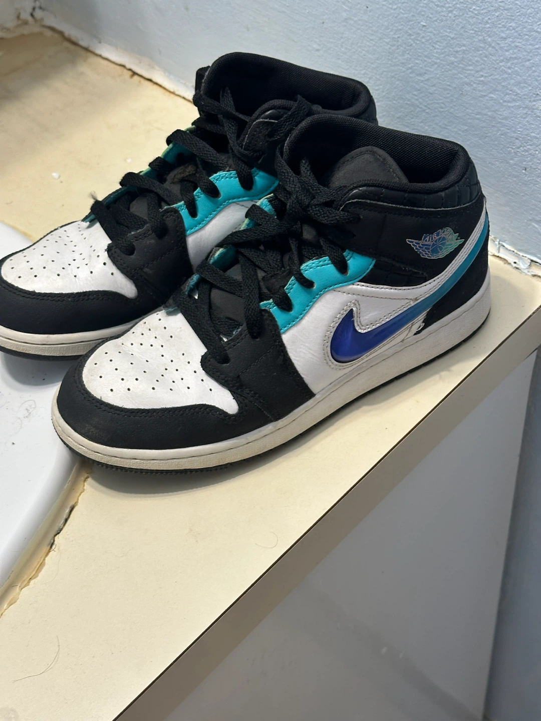 Nike Air Jordan 1 Mid Size 6.5Y