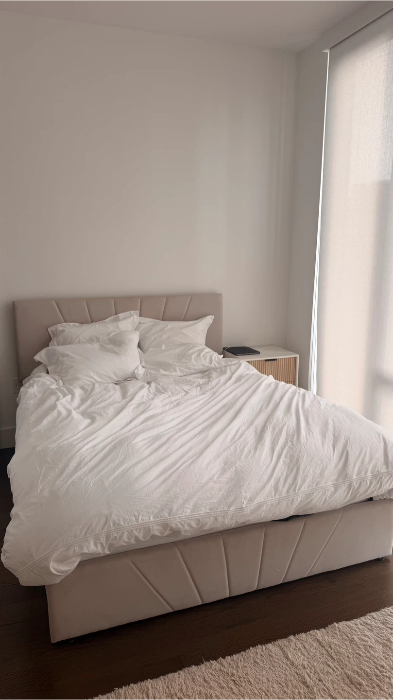 FREE Queen Bed w/ Storage Lift — Midtown East, 44th St