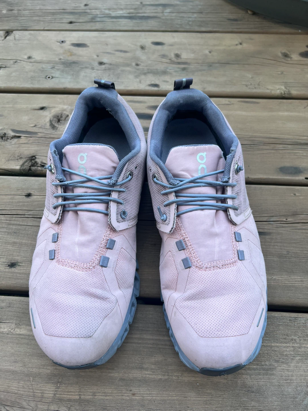 Woman’s On Running Cloud Waterproof Sneakers size 9