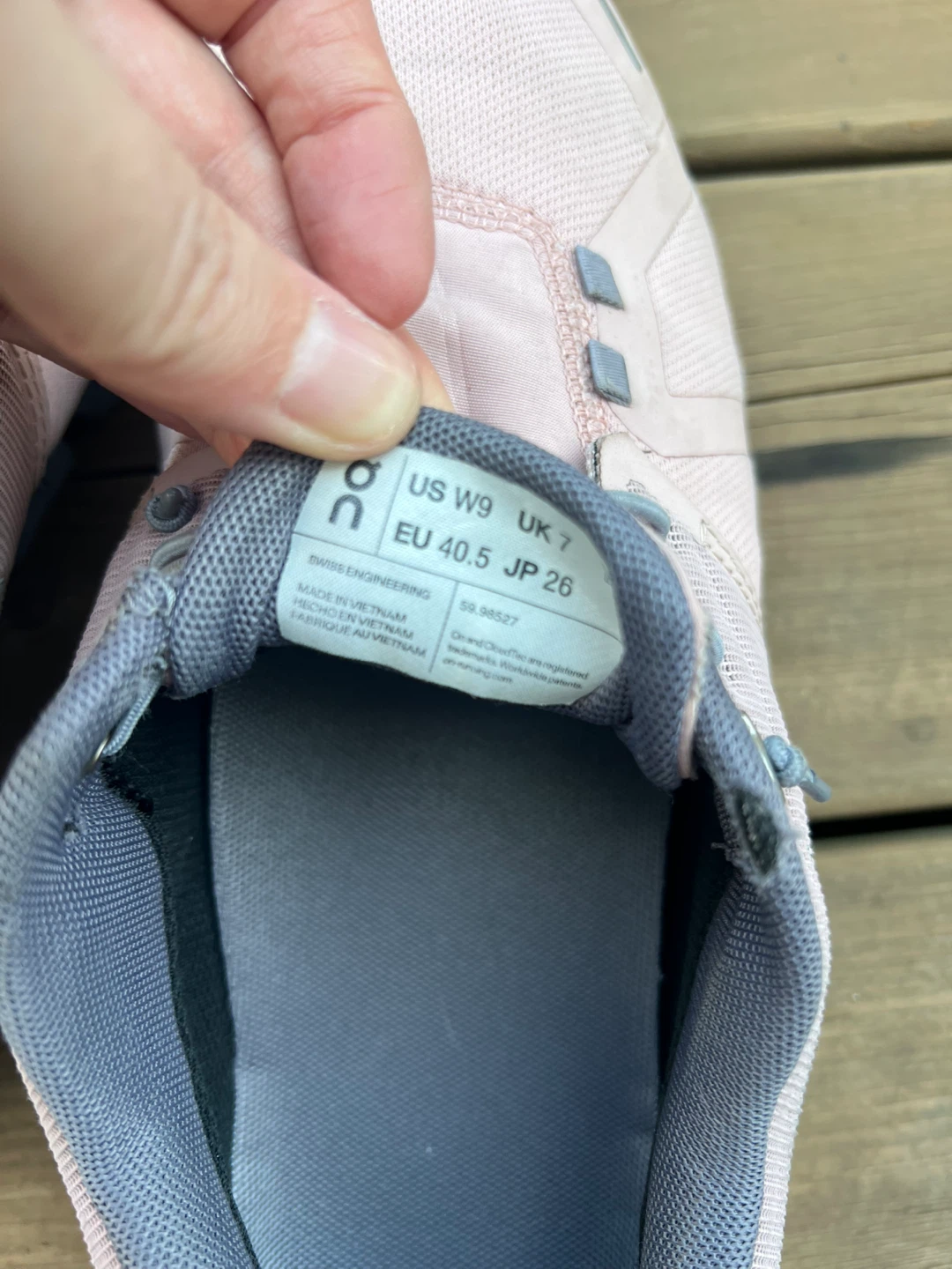 Woman’s On Running Cloud Waterproof Sneakers size 9 - photo 4