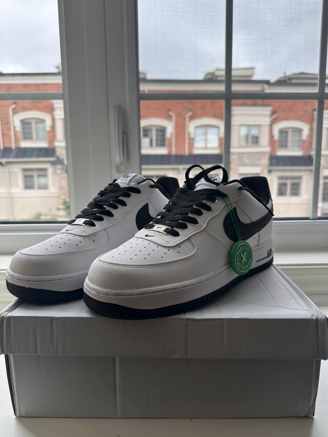 9.5 Nike Air Force 1 '07 Sneakers