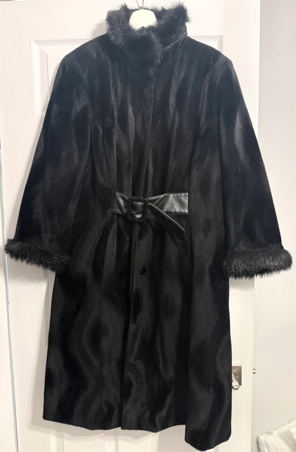 Laura Plus black faux fur trimmed coat - photo 2