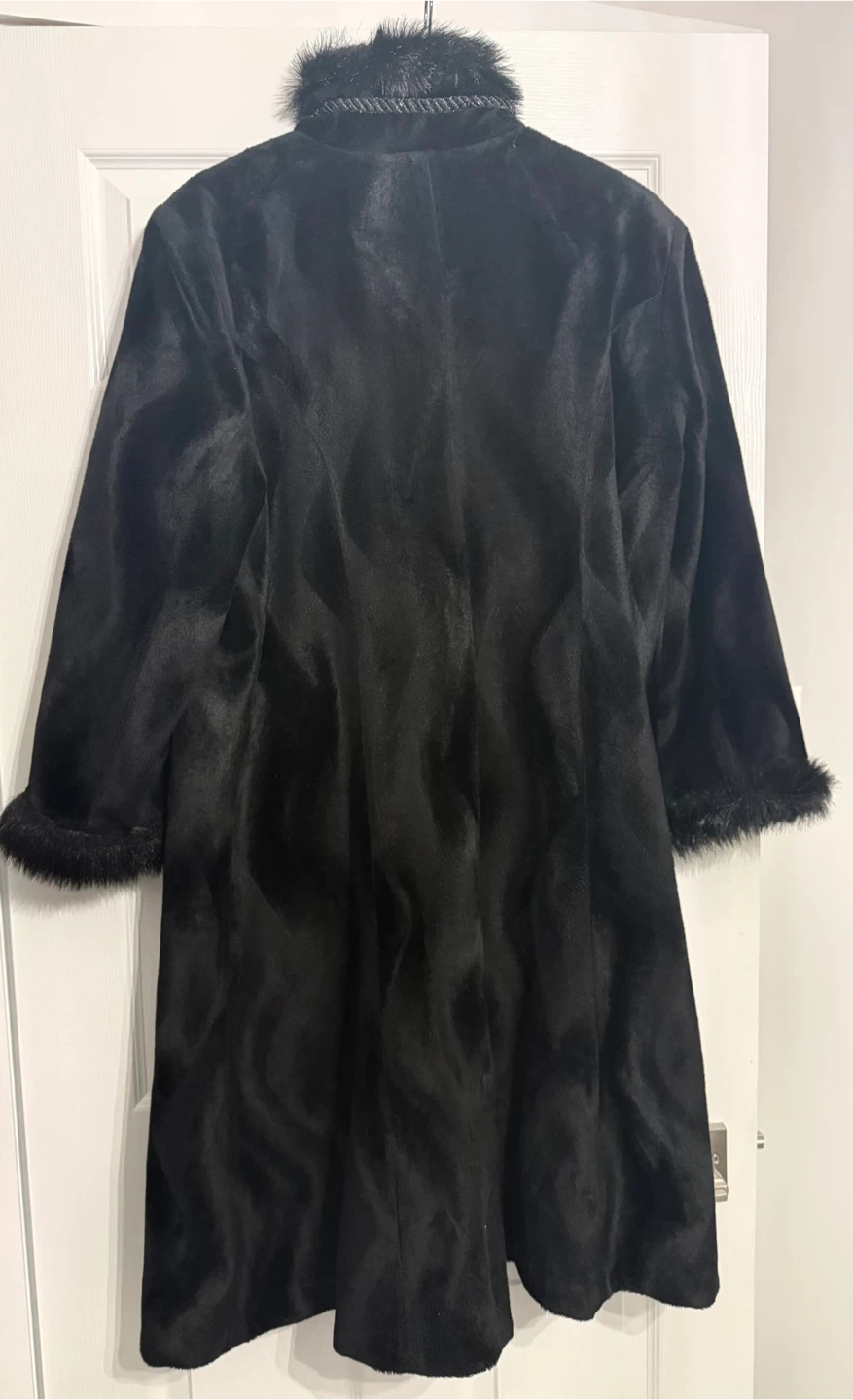 Laura Plus black faux fur trimmed coat - photo 3