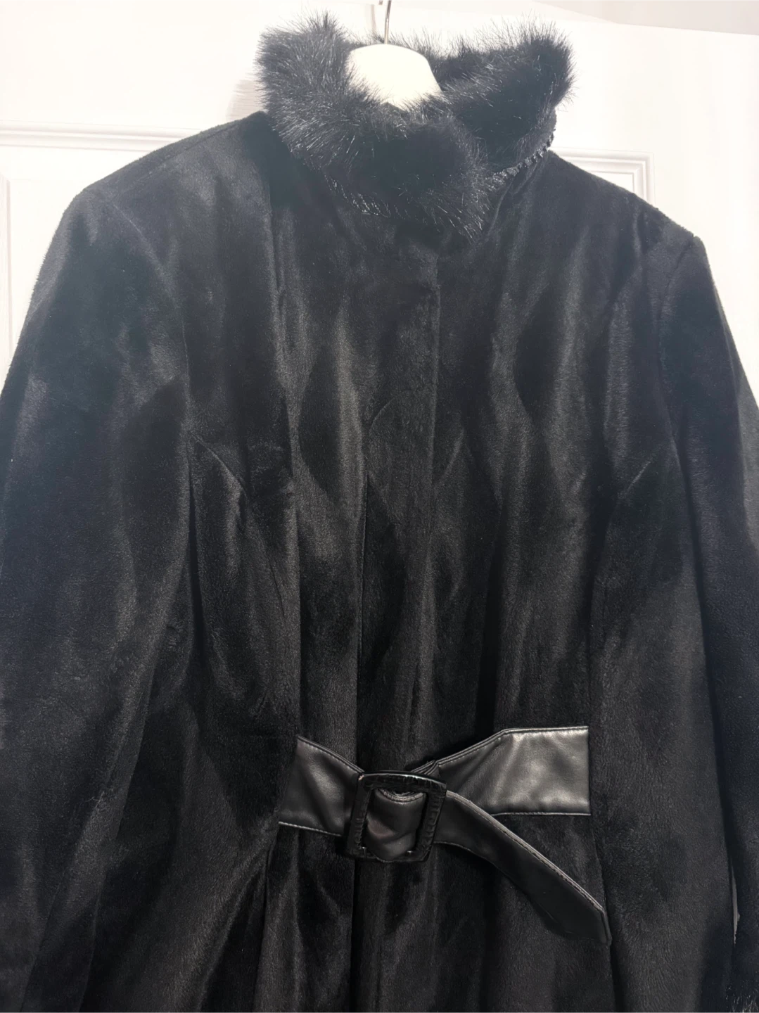 Laura Plus black faux fur trimmed coat - photo 4