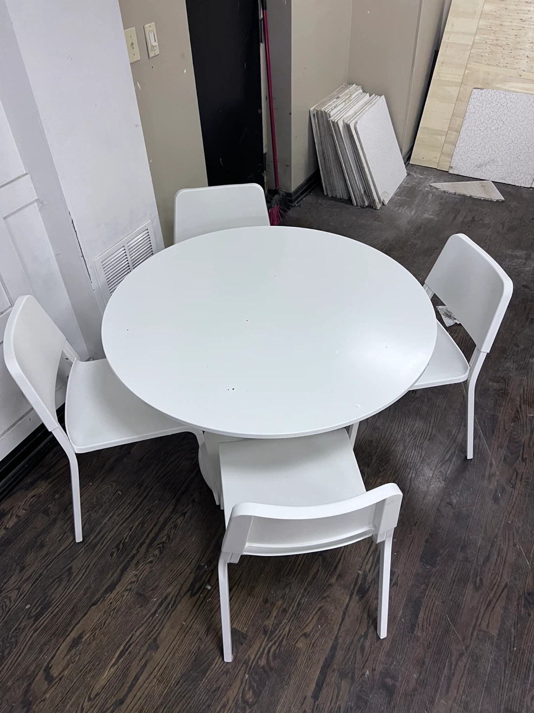 White Round Pedestal ikea. Table with 4 Chairs - photo 4
