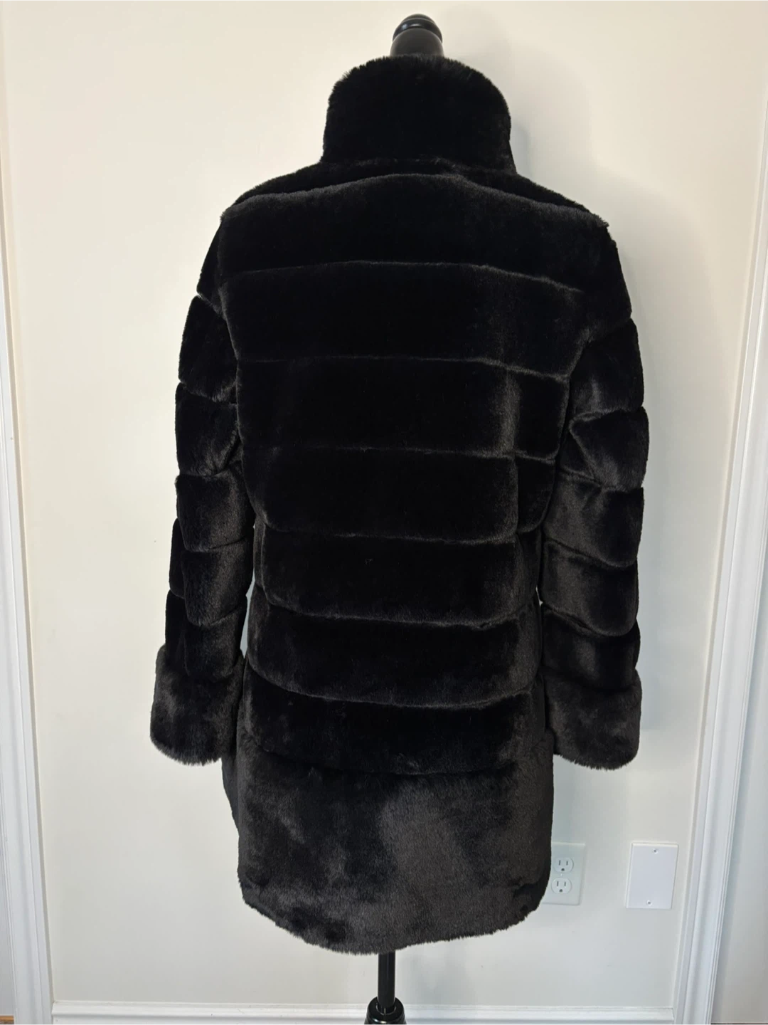 M - New w/o tag. Jones NY, Black Faux Fur Coat - photo 3