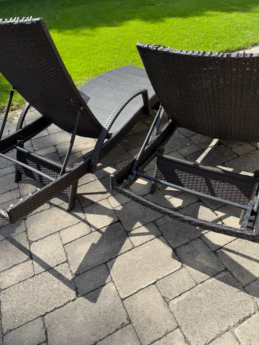 2 BROWN OUTDOOR LOUNGE CHAIRS SOME DAMAGE - photo 5