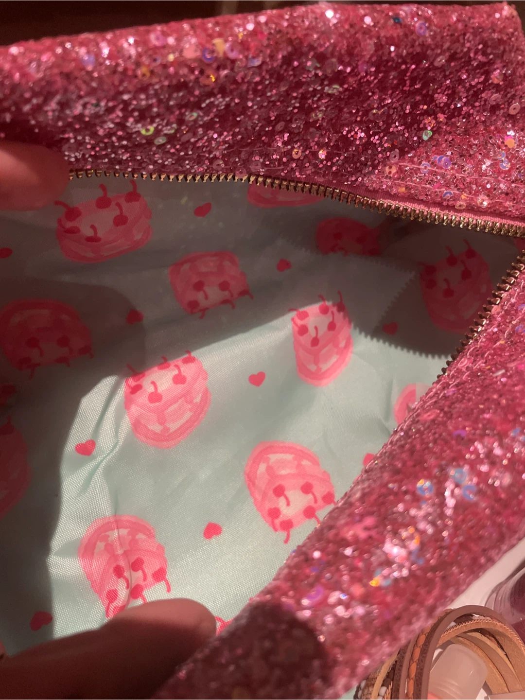 Set: Glitter Pouch, Eos Balms, Bracelet, Makeup Cloth - photo 2