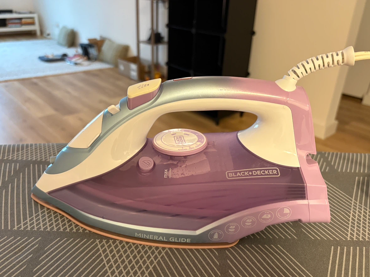 Black+Decker Mineral Glide Iron and board. - photo 2