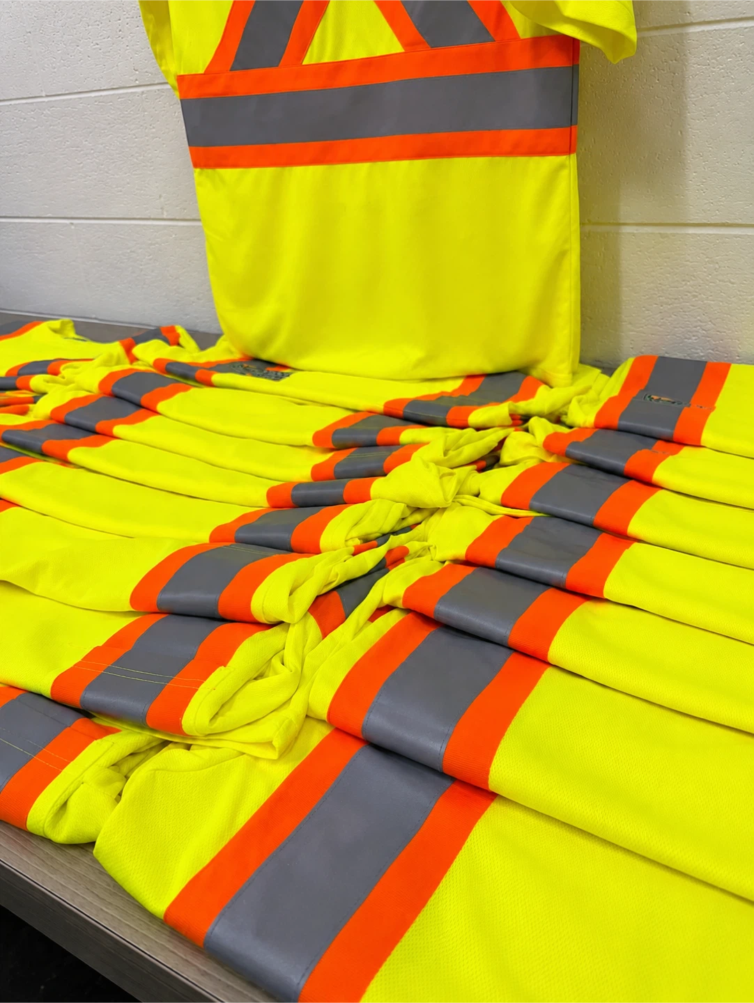 🦺 Safety Vests & Hard Hats – New – $25 Combo