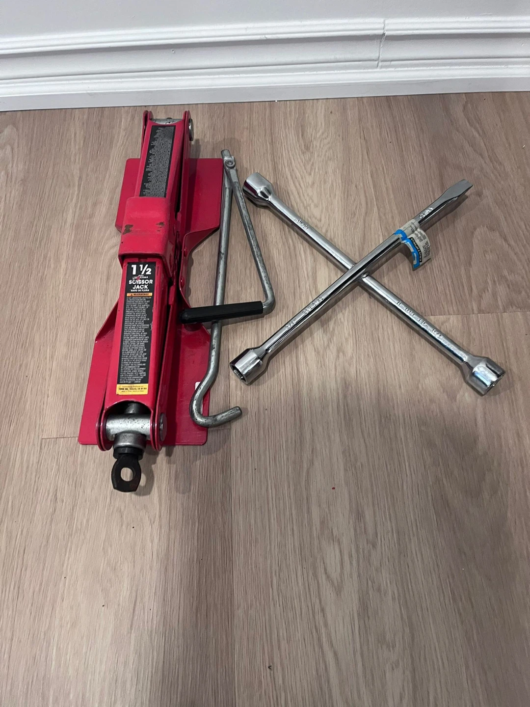 1.5 Ton Scissor Jack with Lug Wrench Set