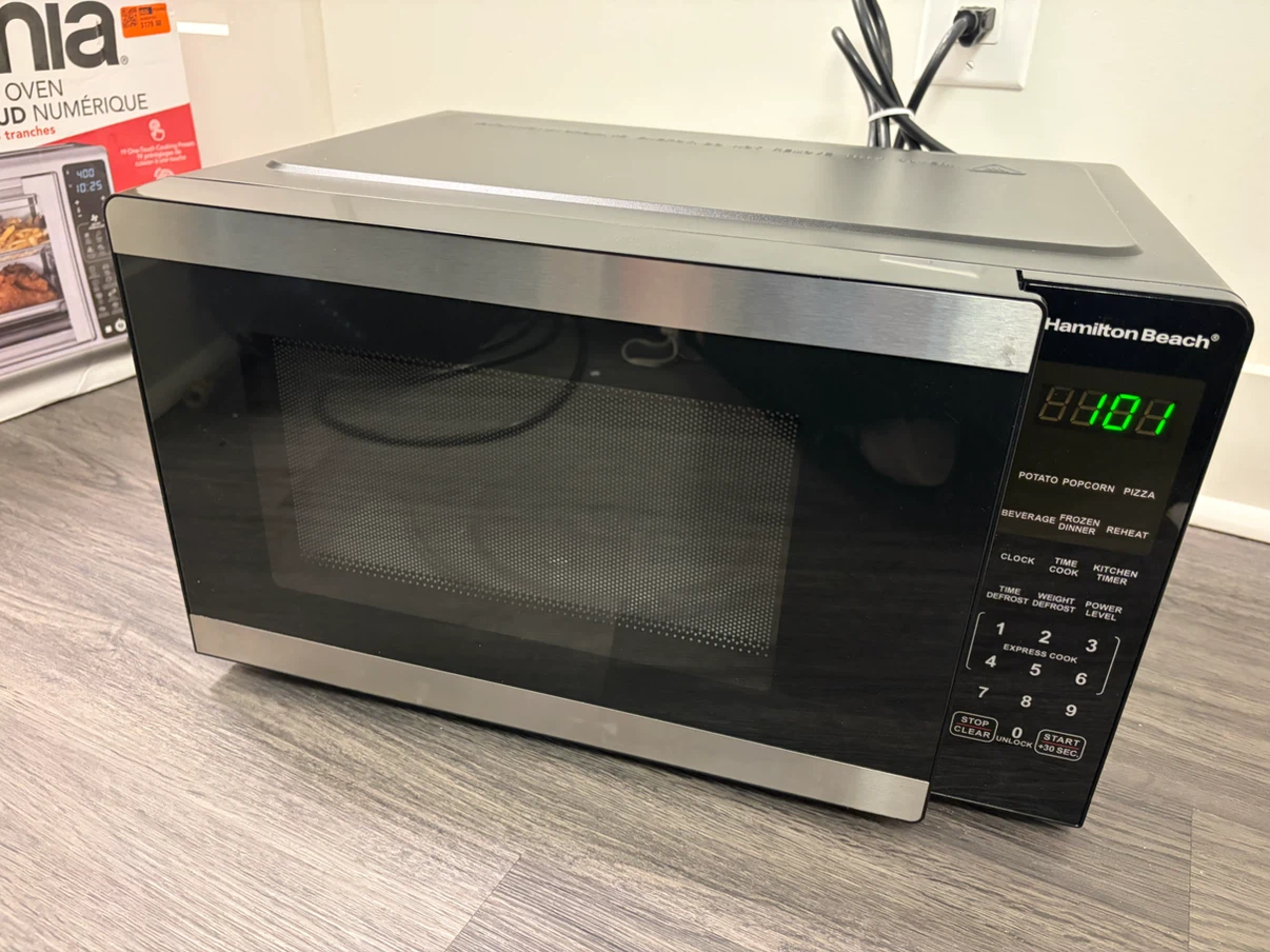 Hamilton Beach 0.9 Cu.Ft Microwave