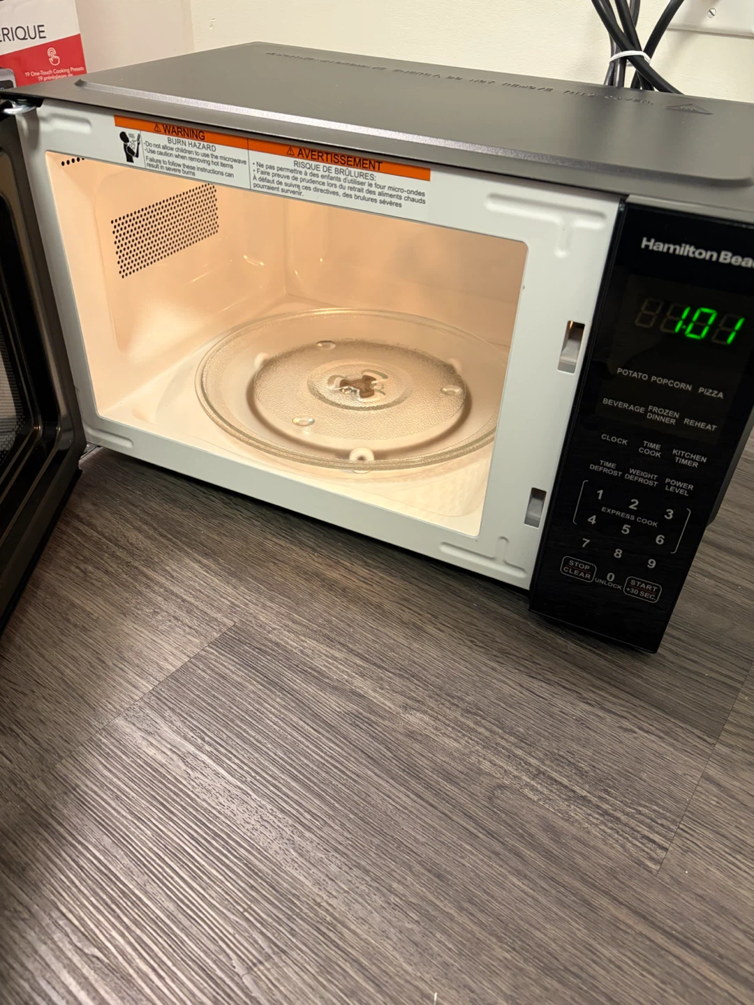Hamilton Beach 0.9 Cu.Ft Microwave - photo 2
